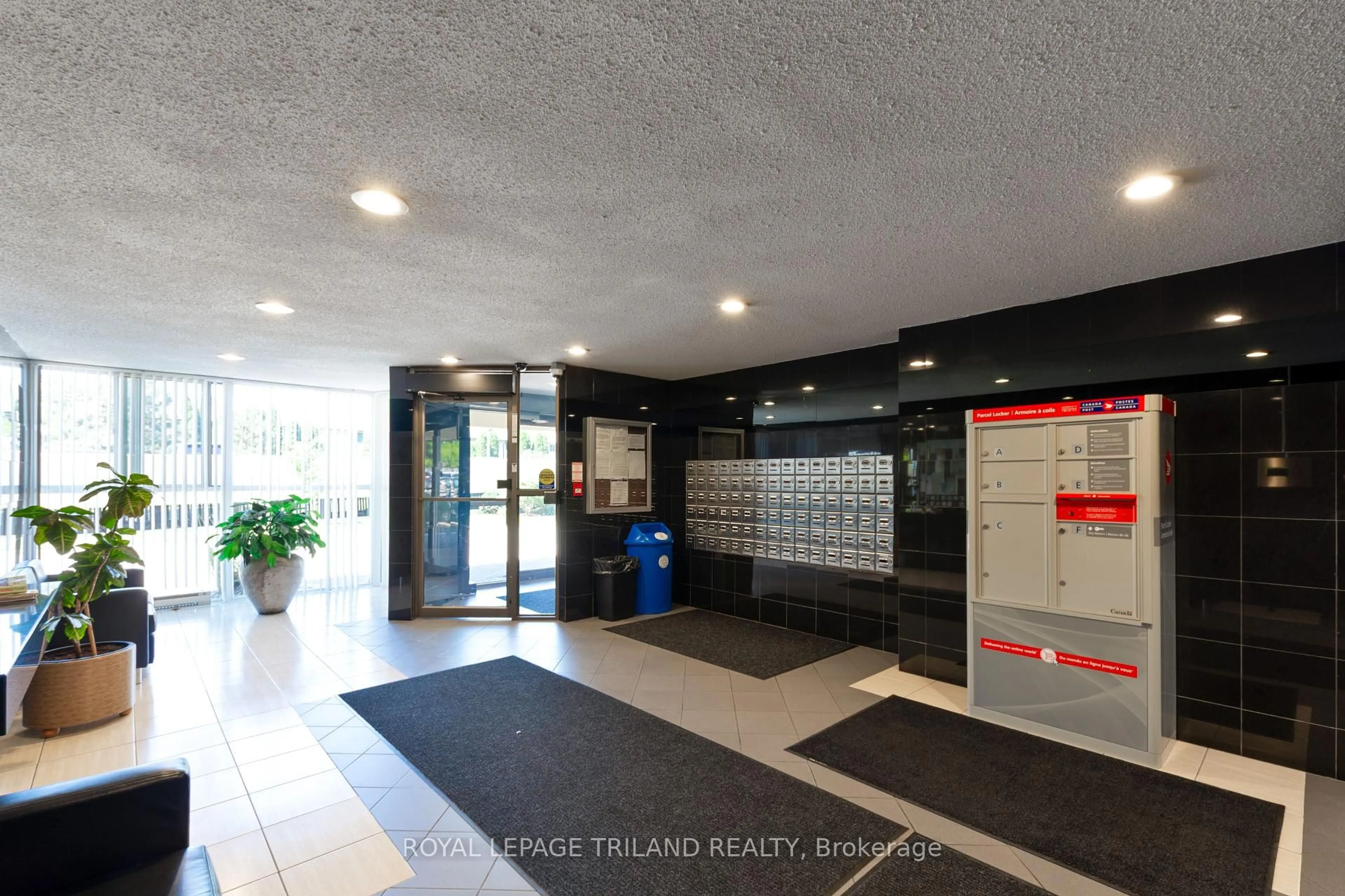 Indoor foyer for 127 Belmont Dr #802, London South Ontario N6J 4J7