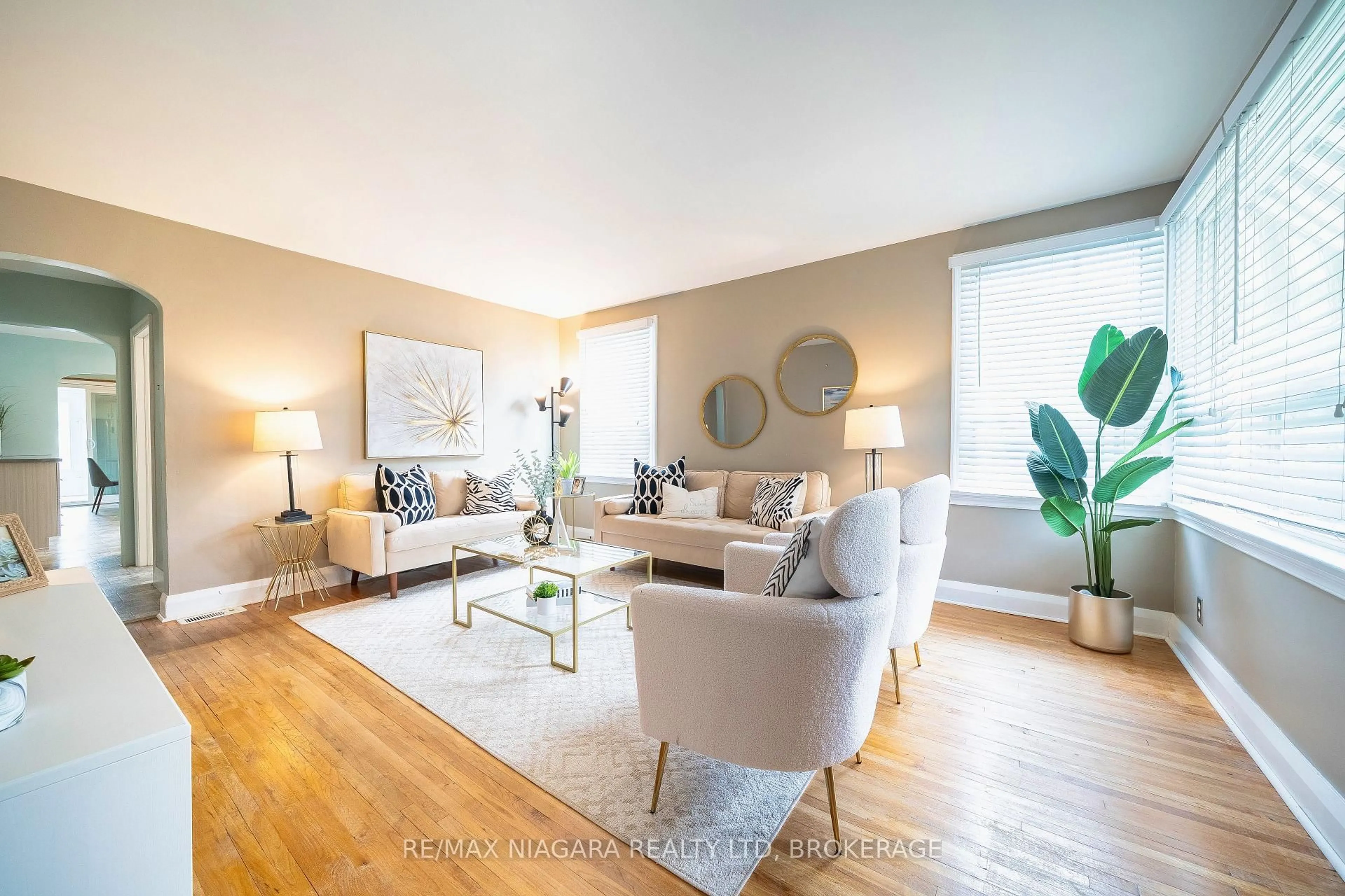 Living room with furniture, wood/laminate floor for 28 Bridge St, St. Catharines Ontario L2S 2V8