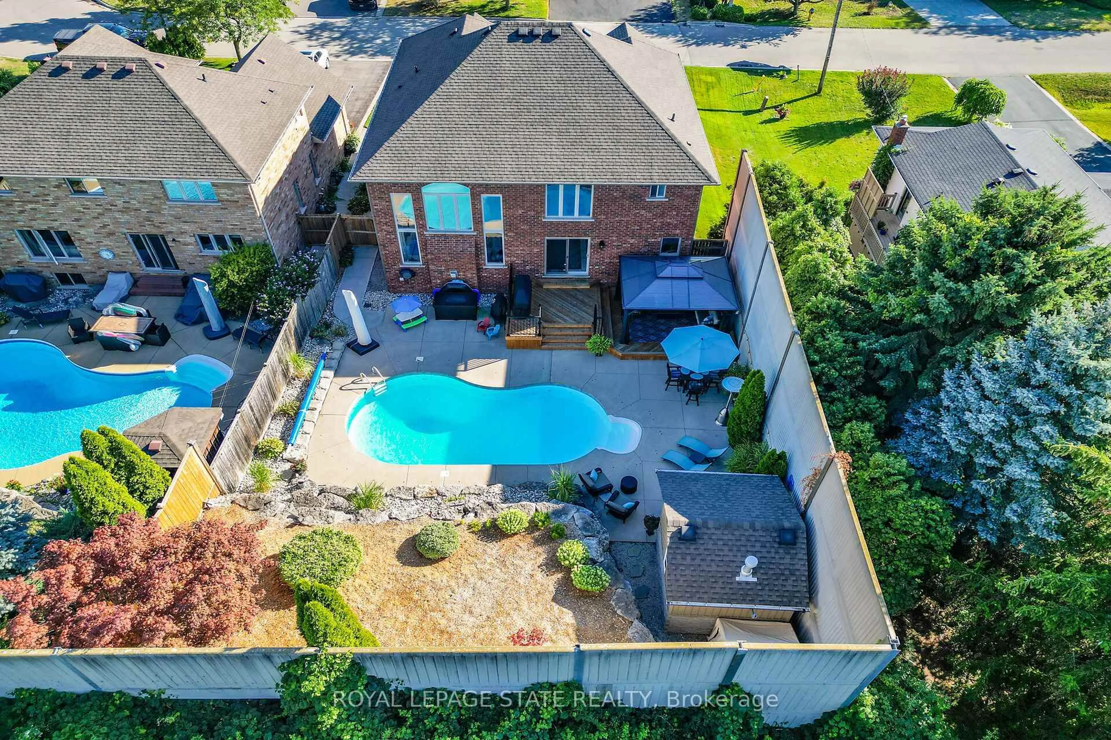 A pic from outside/outdoor area/front of a property/back of a property/a pic from drone, street for 60 Gage St, Grimsby Ontario L3M 5E4