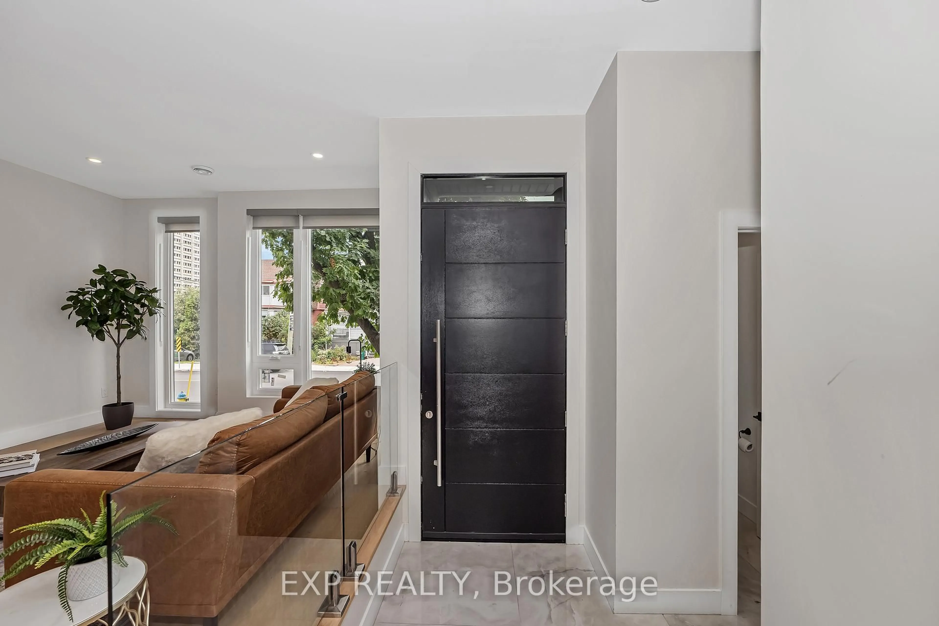Indoor entryway for 4A HURON Ave, Ottawa Ontario K1Y 0V9