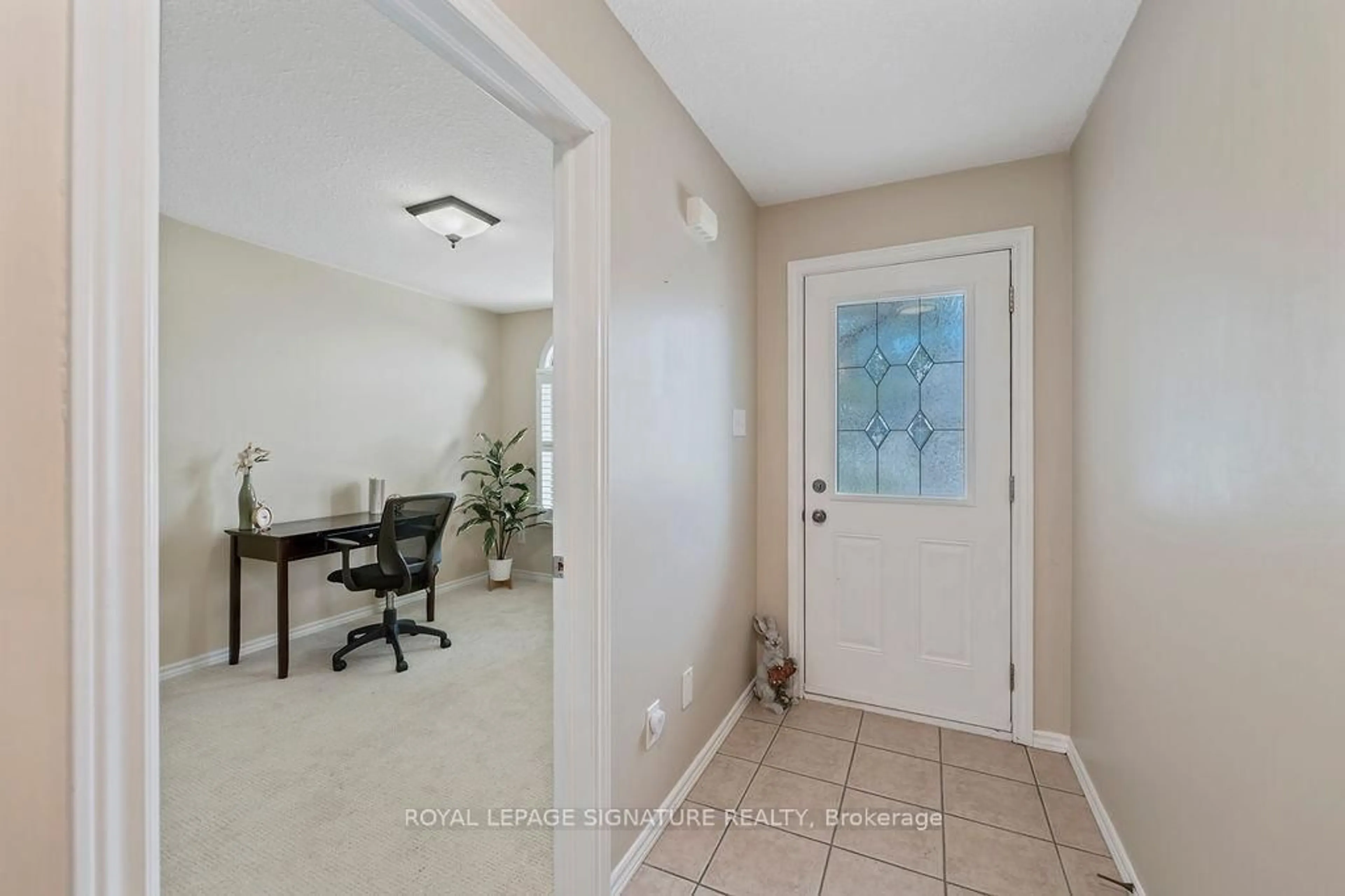 Indoor entryway for 510 Queensway West #18, Norfolk Ontario N3Y 4R4