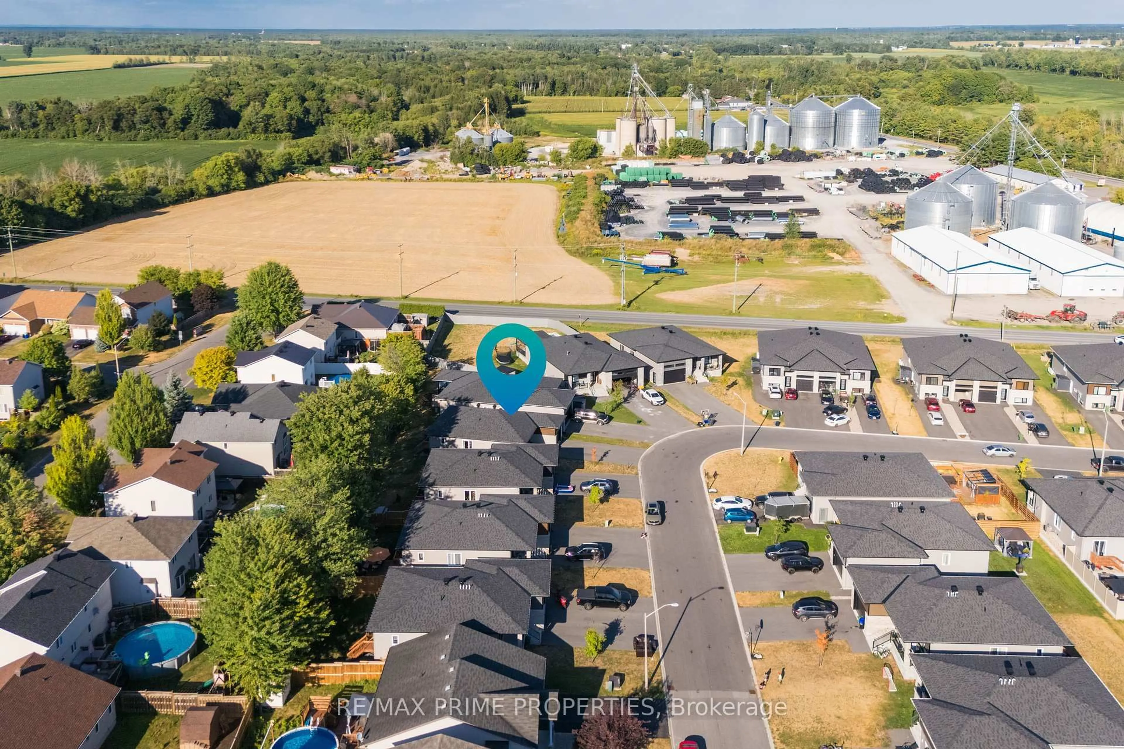 A pic from outside/outdoor area/front of a property/back of a property/a pic from drone, street for 208 Filion St, Russell Ontario K0A 1W0