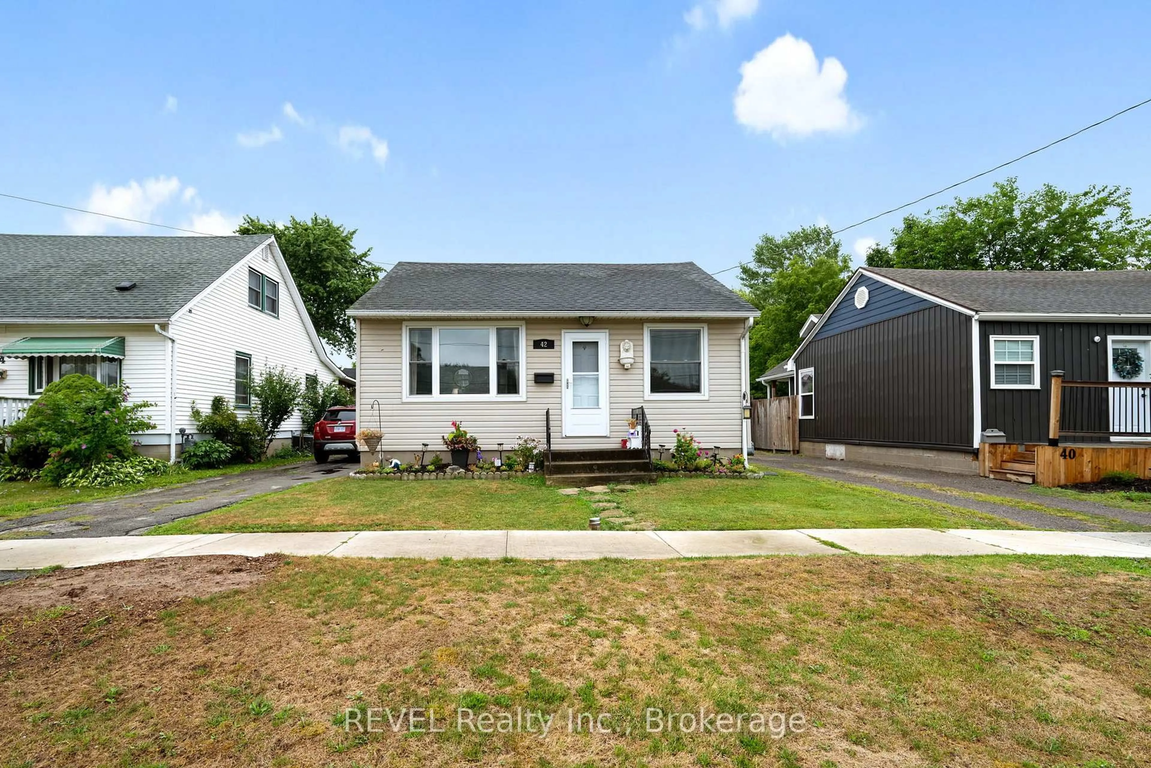 Home with vinyl exterior material, street for 42 Douglas St, Fort Erie Ontario L2A 3W5
