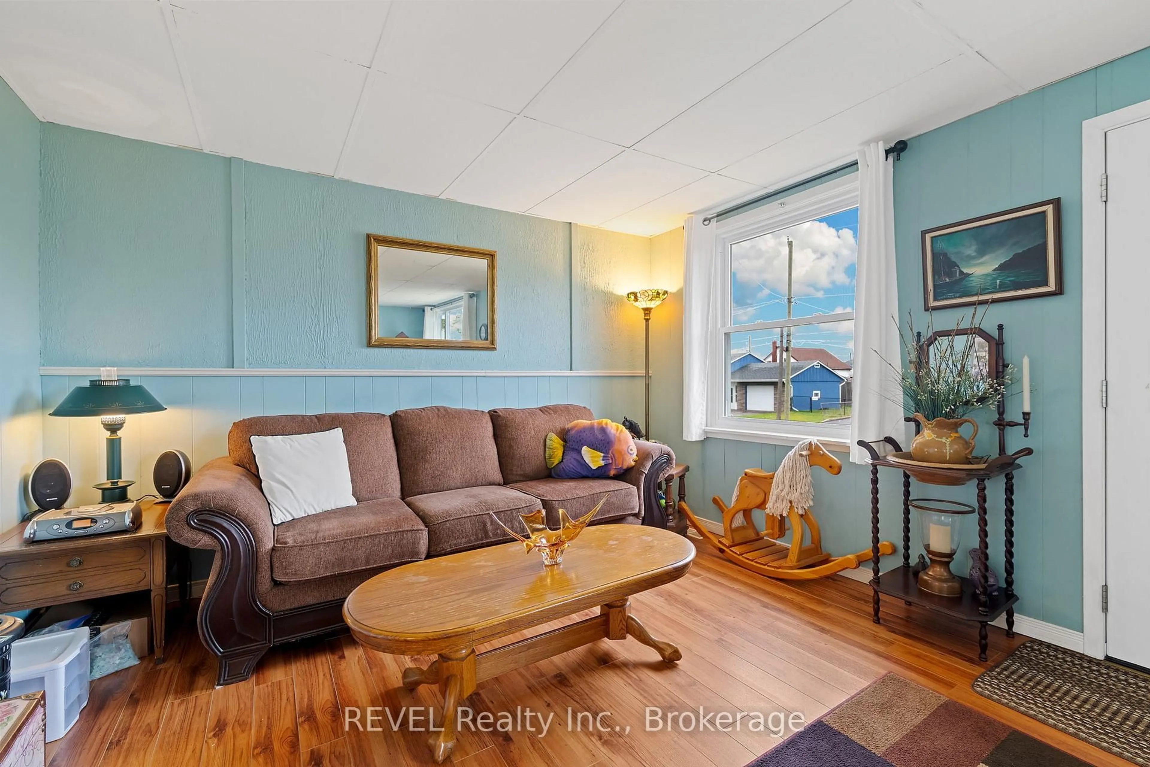 Living room with furniture, wood/laminate floor for 42 Douglas St, Fort Erie Ontario L2A 3W5