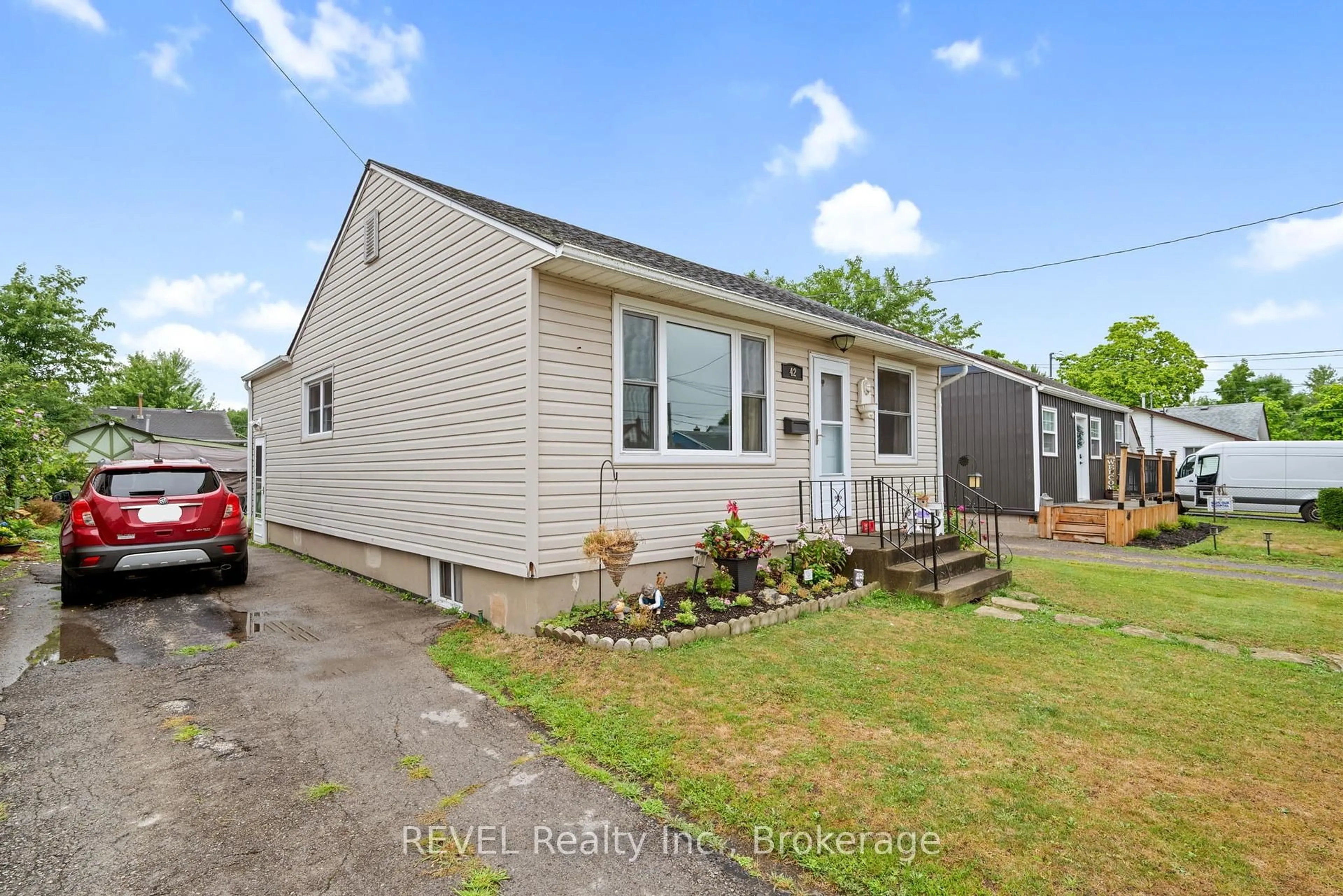 A pic from outside/outdoor area/front of a property/back of a property/a pic from drone, street for 42 Douglas St, Fort Erie Ontario L2A 3W5