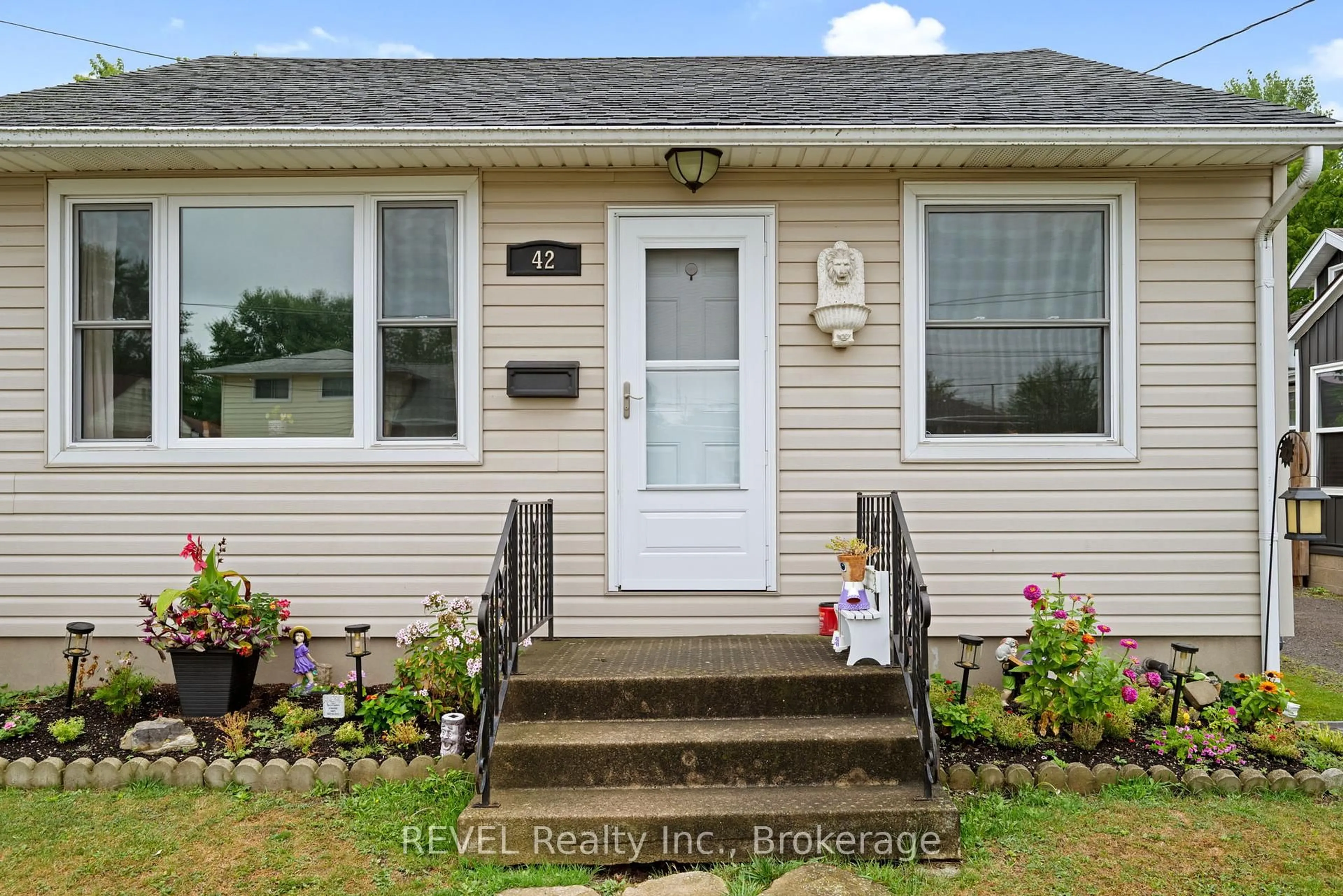 Home with vinyl exterior material, street for 42 Douglas St, Fort Erie Ontario L2A 3W5