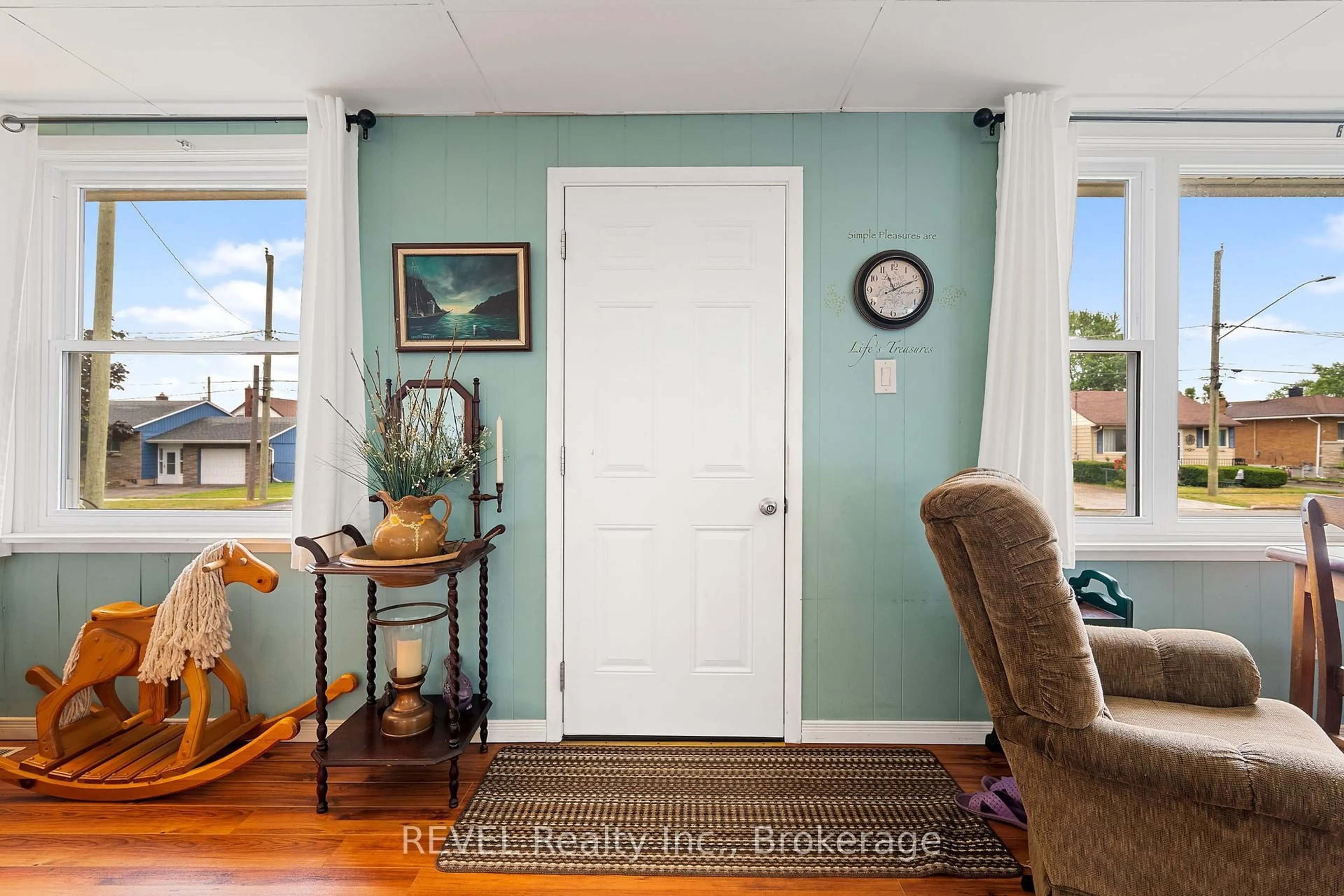 Indoor entryway for 42 Douglas St, Fort Erie Ontario L2A 3W5