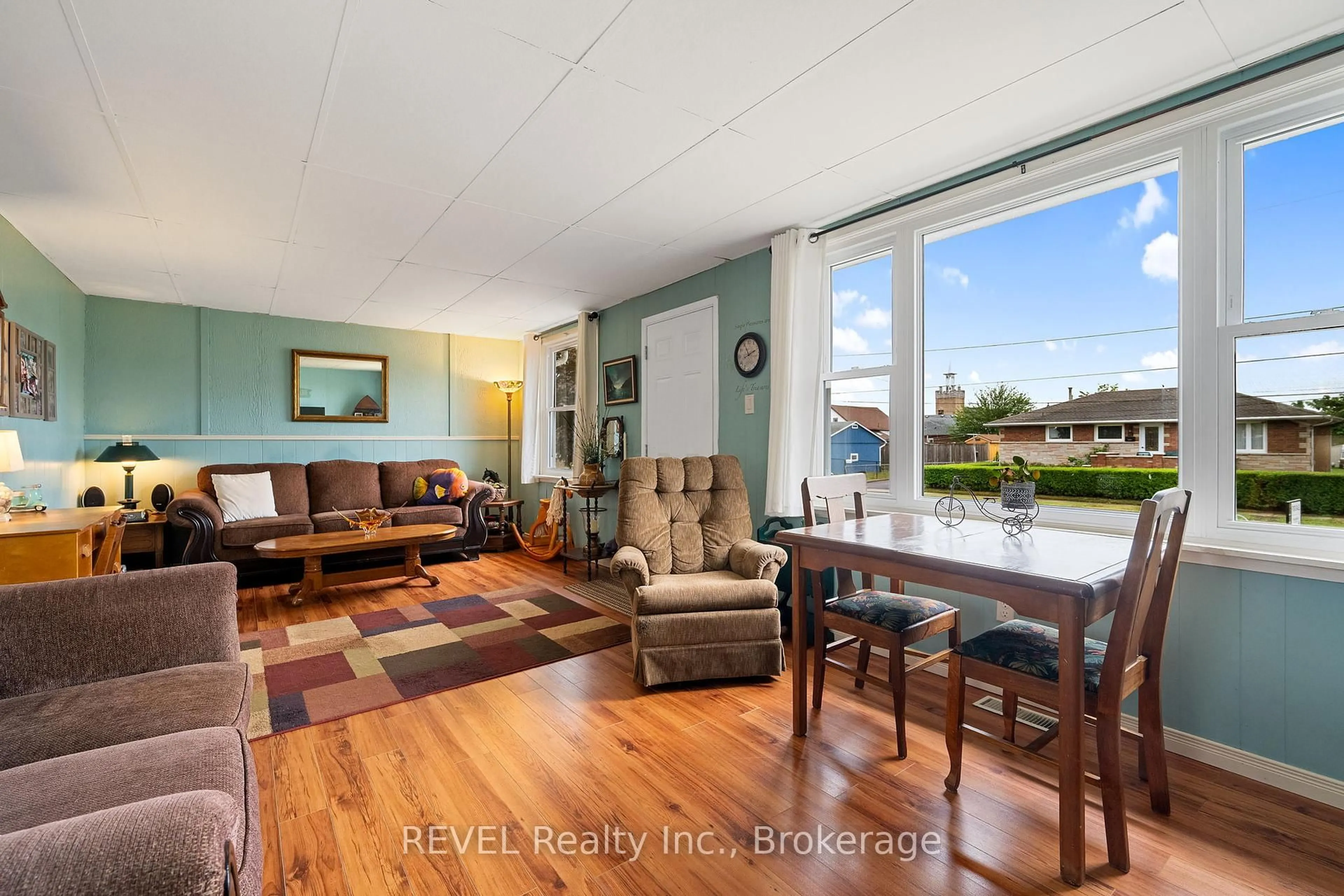 Living room with furniture, unknown for 42 Douglas St, Fort Erie Ontario L2A 3W5