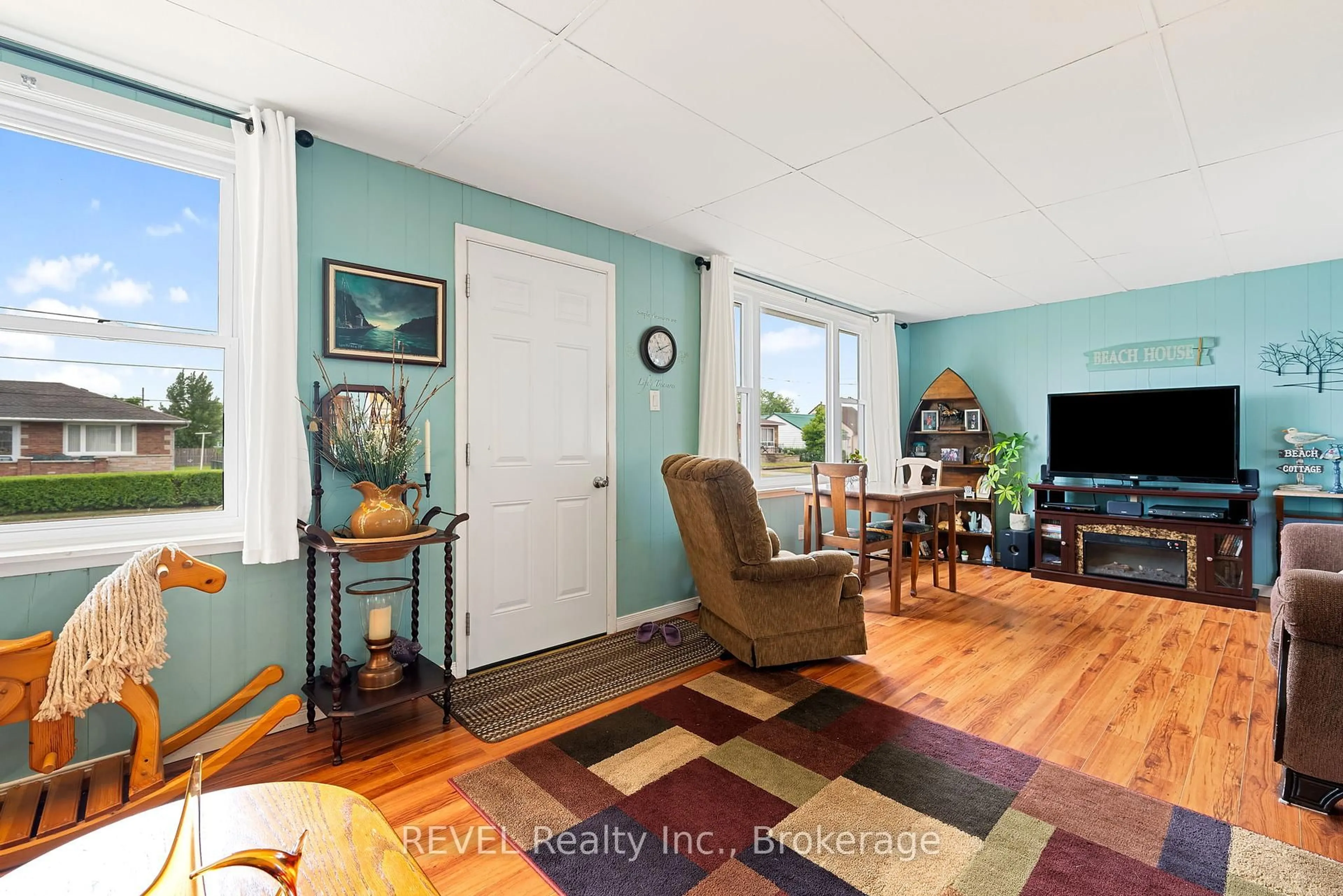 Living room with furniture, unknown for 42 Douglas St, Fort Erie Ontario L2A 3W5