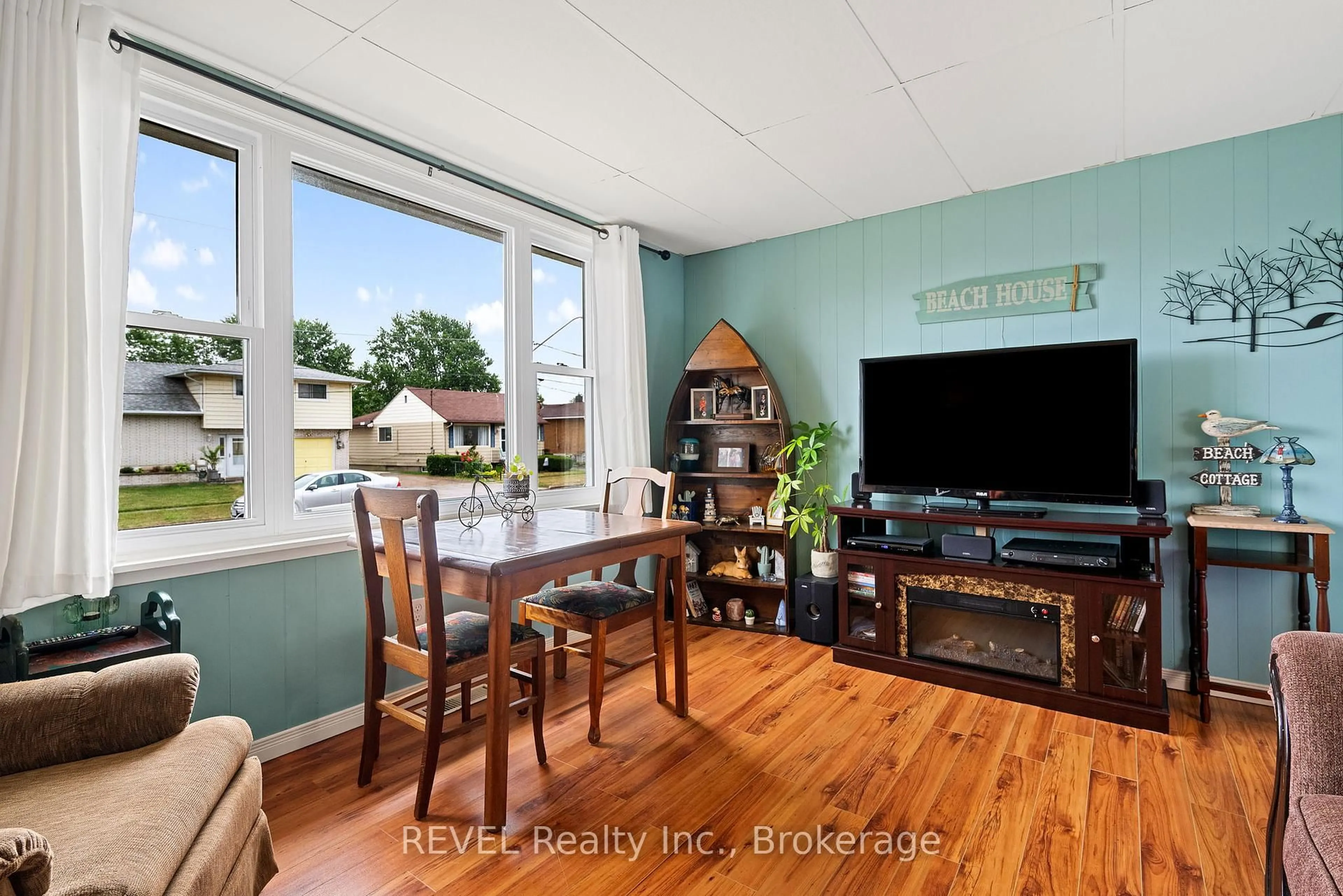 Living room with furniture, wood/laminate floor for 42 Douglas St, Fort Erie Ontario L2A 3W5