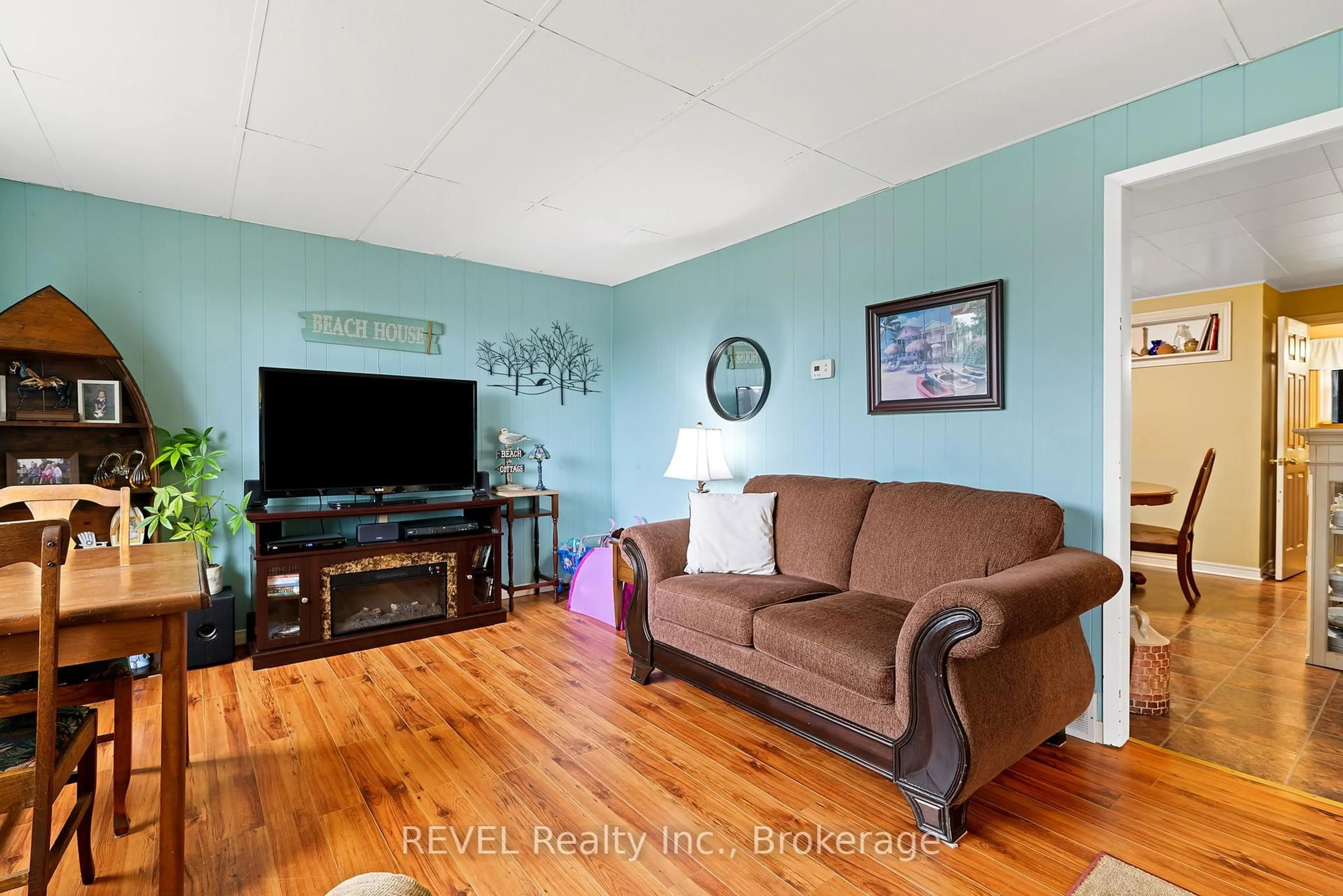 Living room with furniture, unknown for 42 Douglas St, Fort Erie Ontario L2A 3W5