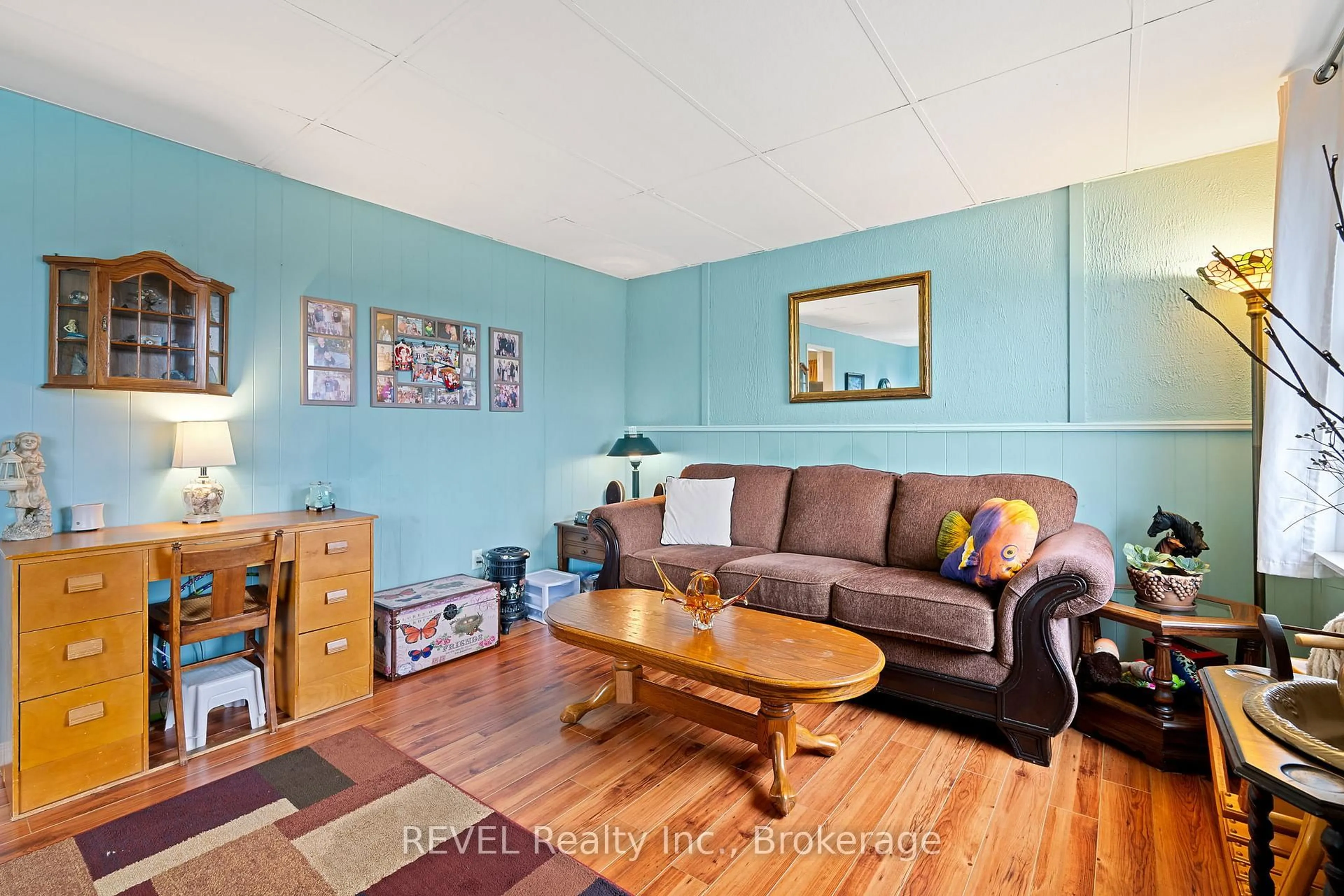Living room with furniture, wood/laminate floor for 42 Douglas St, Fort Erie Ontario L2A 3W5