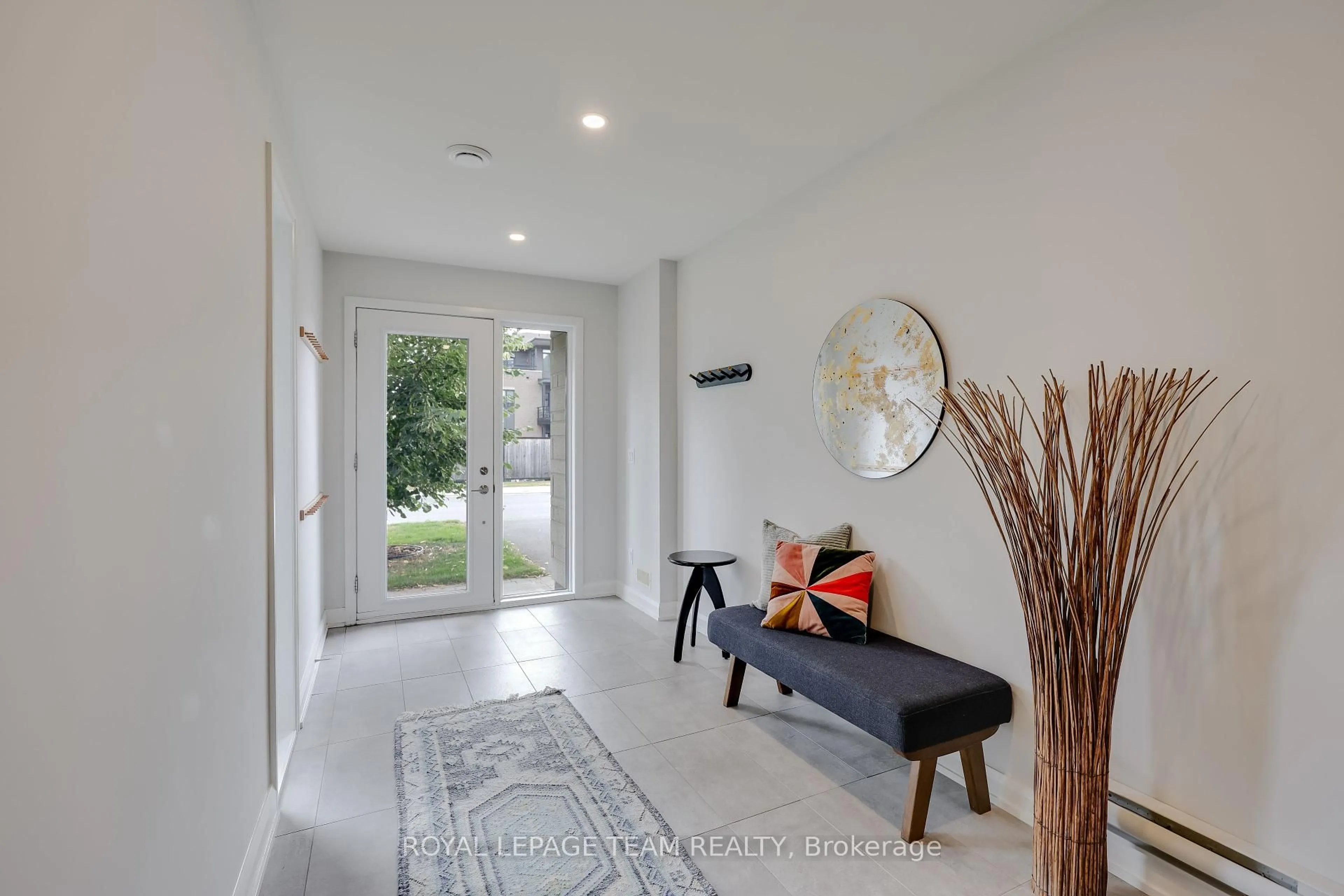 Indoor entryway for 161 Boundstone Way, Ottawa Ontario K2T 0M5