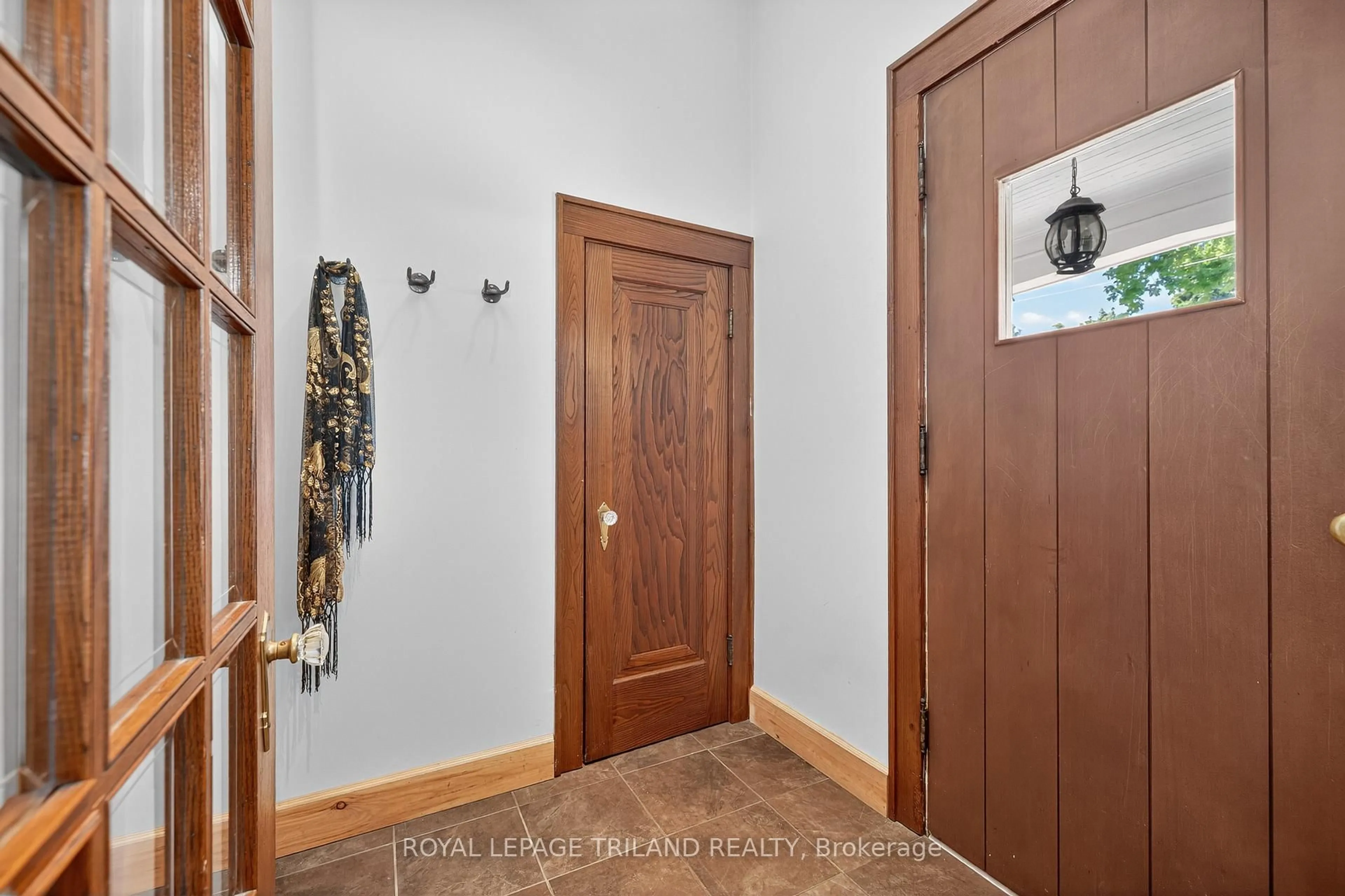 Indoor entryway for 513 Grosvenor St, London East Ontario N5Y 3S8
