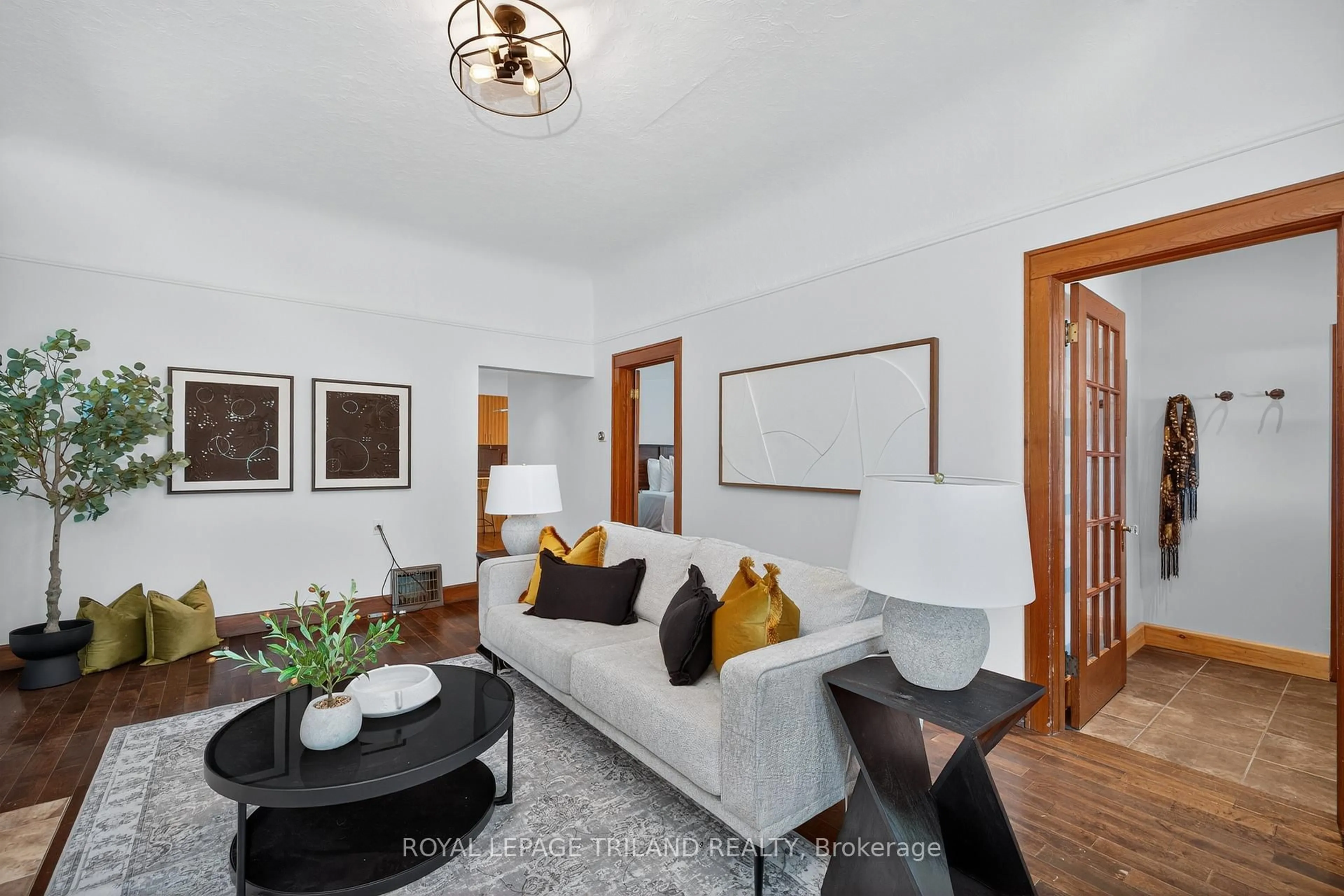 Living room with furniture, unknown for 513 Grosvenor St, London East Ontario N5Y 3S8