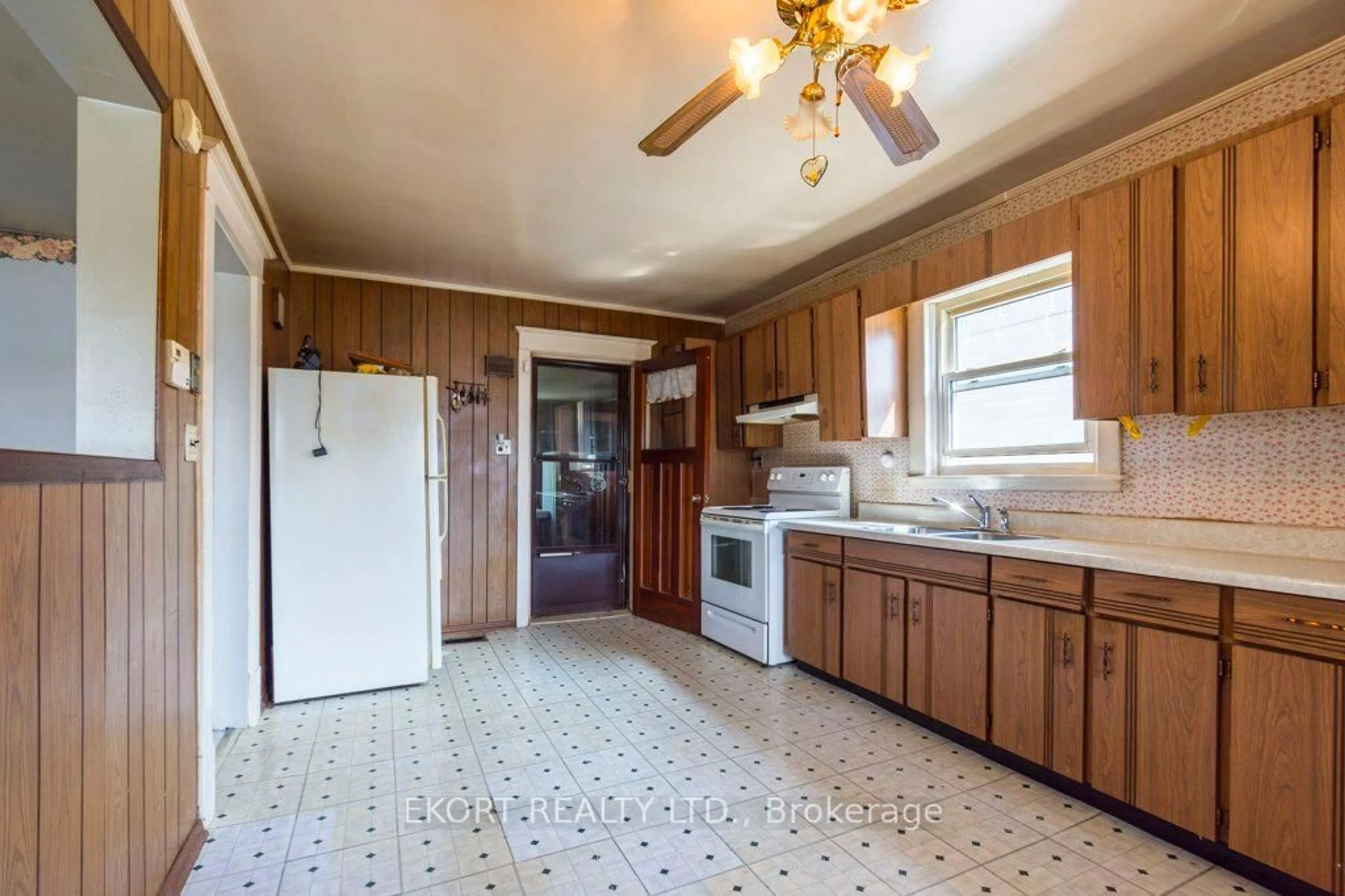 Standard kitchen, ceramic/tile floor for 1172 Salem Rd, Prince Edward County Ontario K0K 1T0