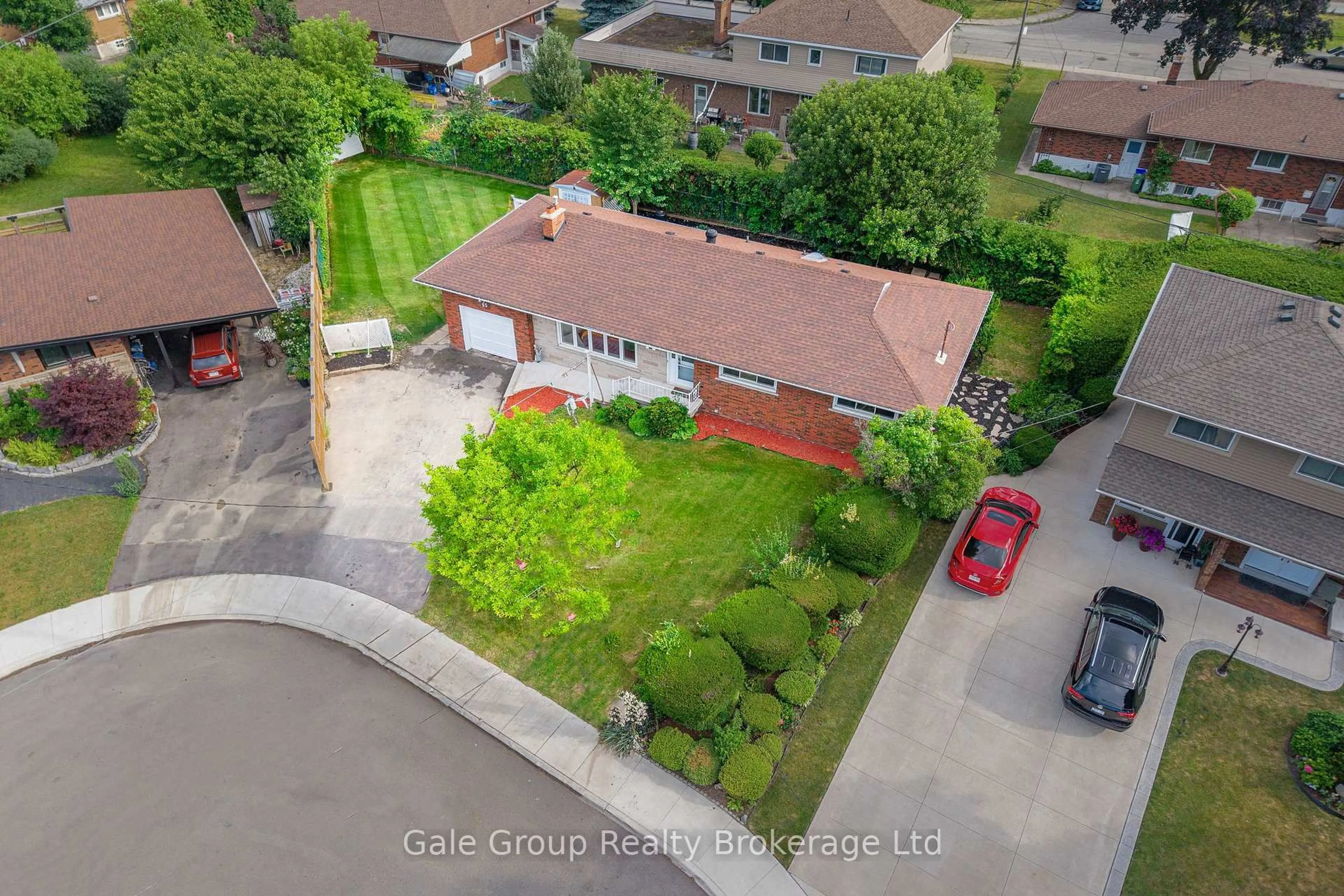A pic from outside/outdoor area/front of a property/back of a property/a pic from drone, unknown for 15 Kelvin Crt, Hamilton Ontario L8E 1J2
