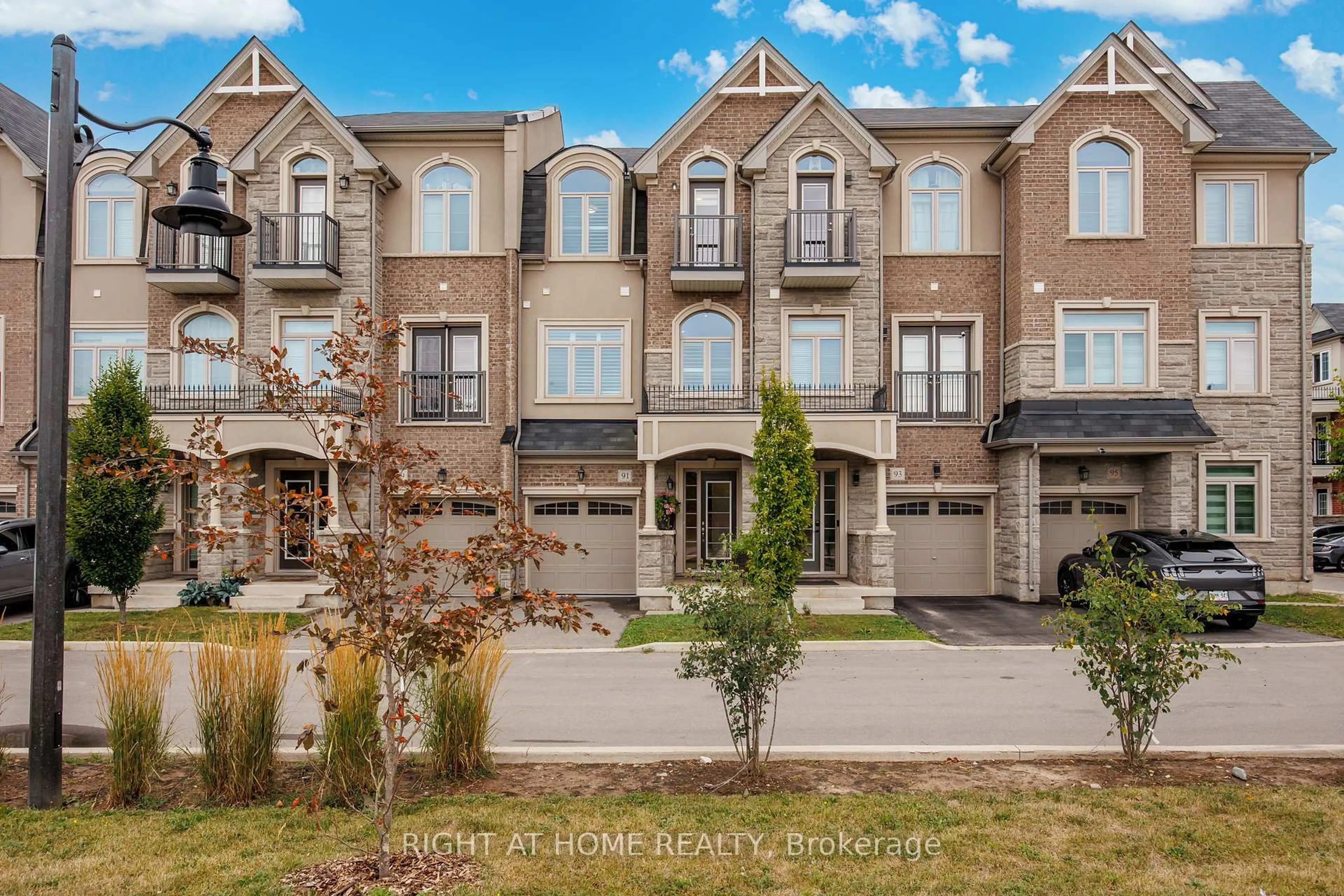 A pic from outside/outdoor area/front of a property/back of a property/a pic from drone, unknown for 91 Borers Creek Circ, Hamilton Ontario L8B 1W3