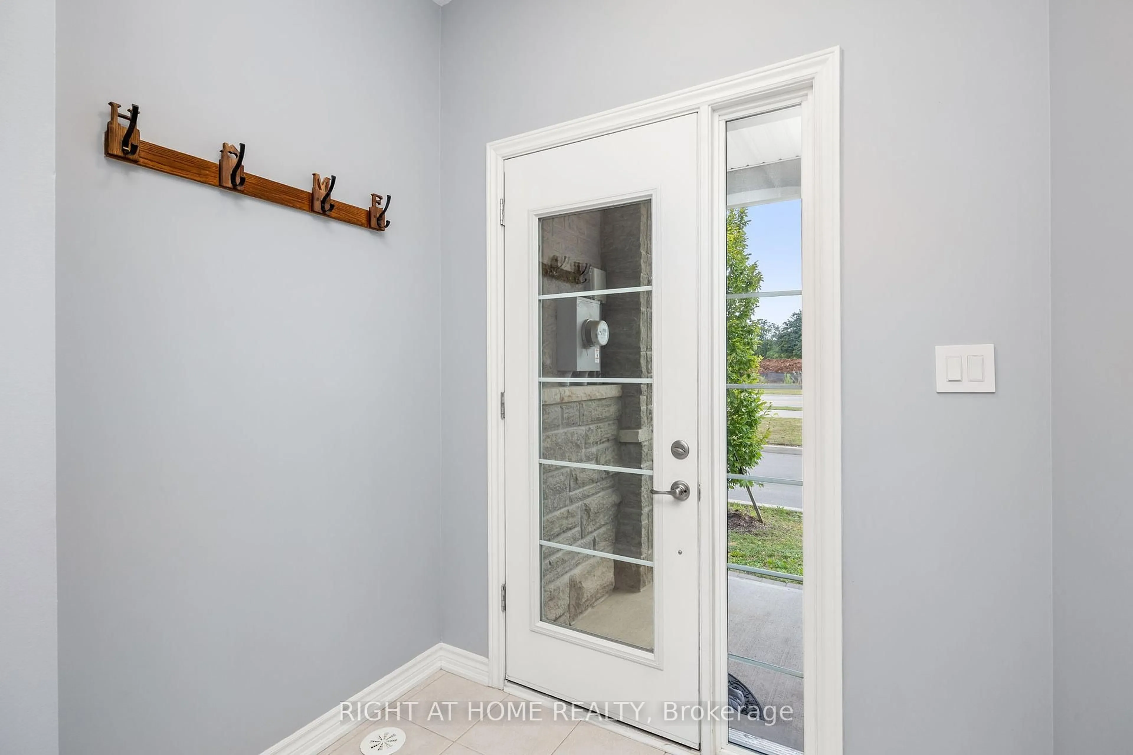 Indoor entryway for 91 Borers Creek Circ, Hamilton Ontario L8B 1W3