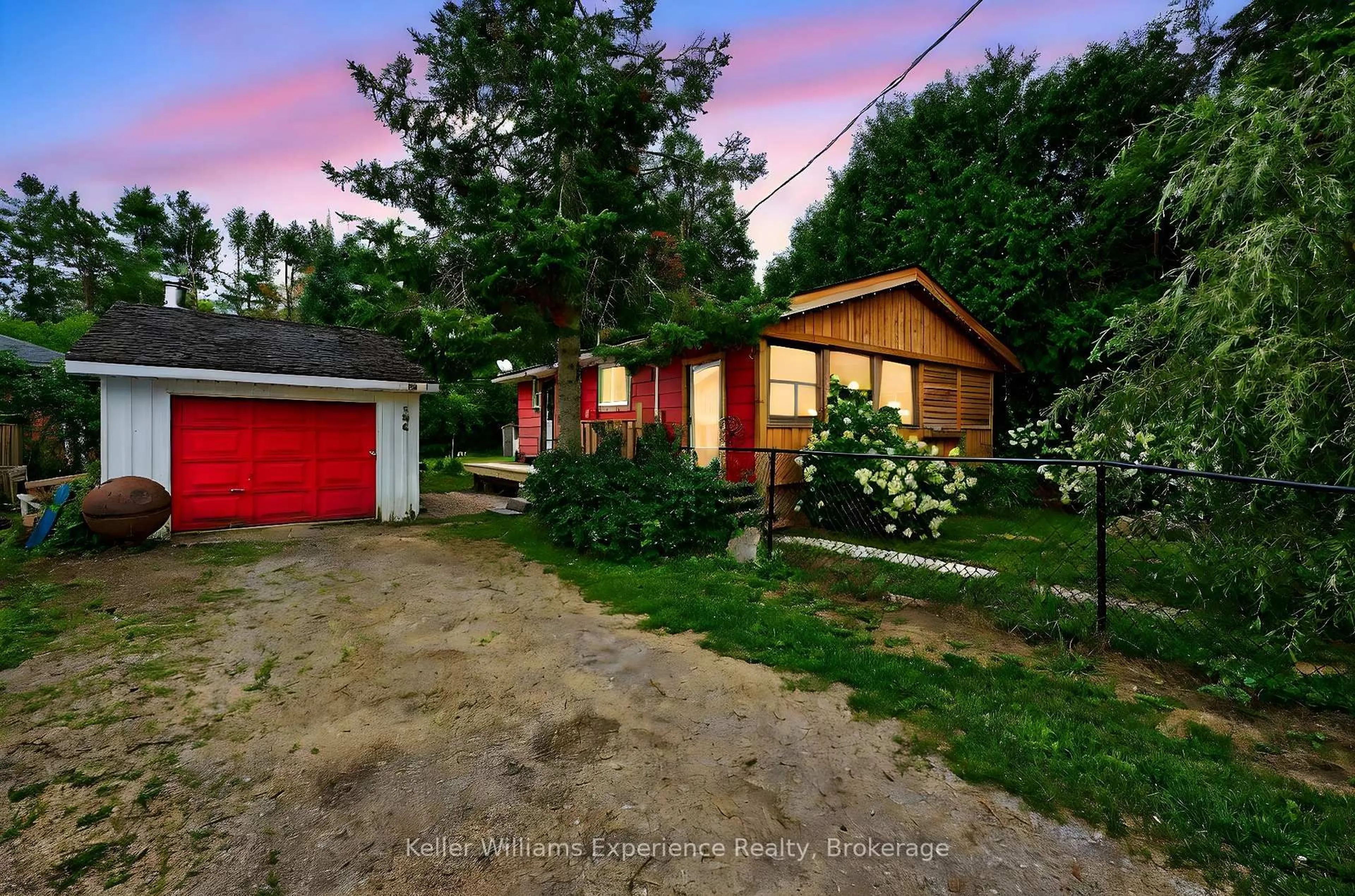 A pic from outside/outdoor area/front of a property/back of a property/a pic from drone, street for 194 ANN St, Bracebridge Ontario P1L 1L8
