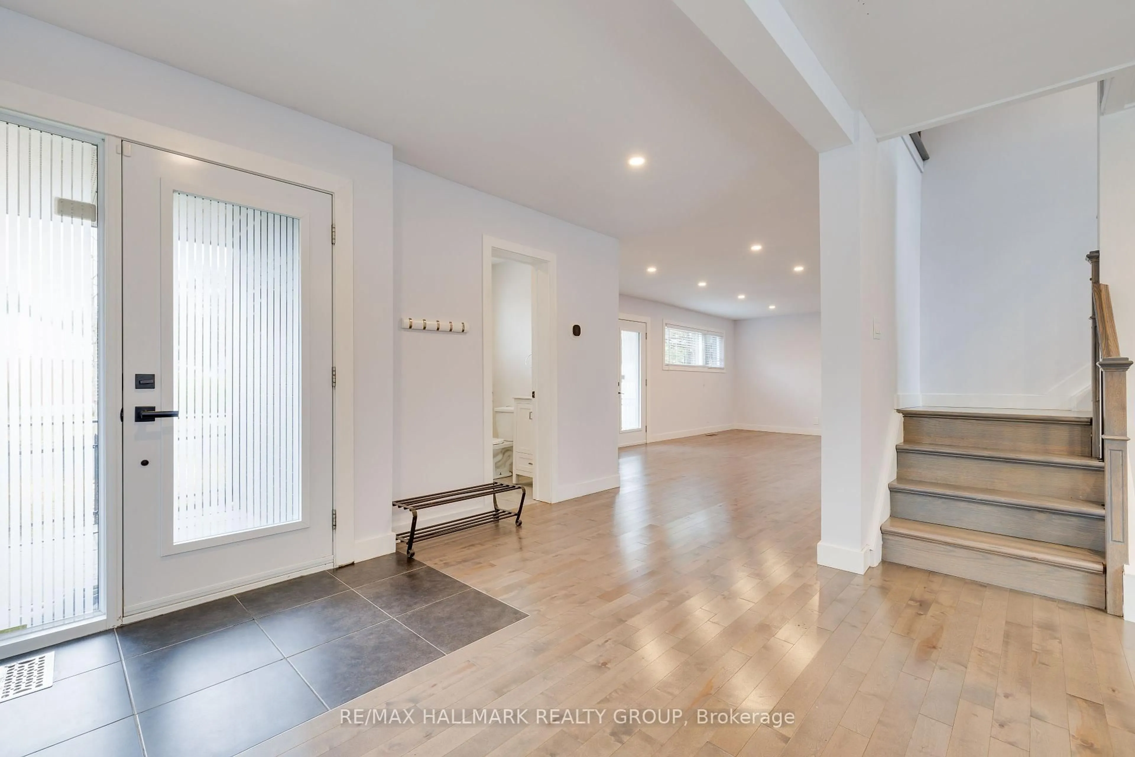 Indoor entryway for 900 Wingate Dr, Ottawa Ontario K1G 1S5