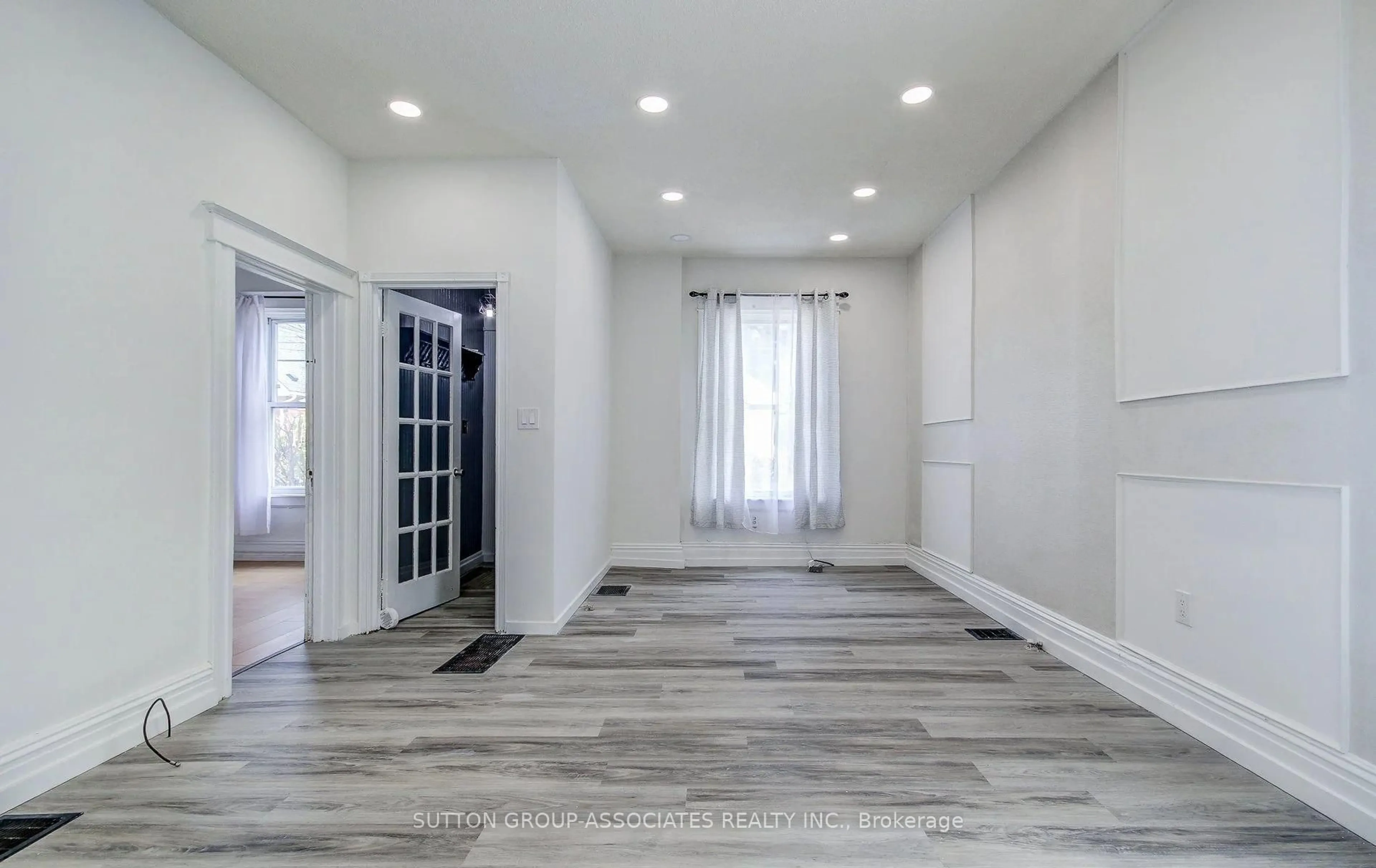 Indoor entryway for 12 East 25th St, Hamilton Ontario L8V 3A1