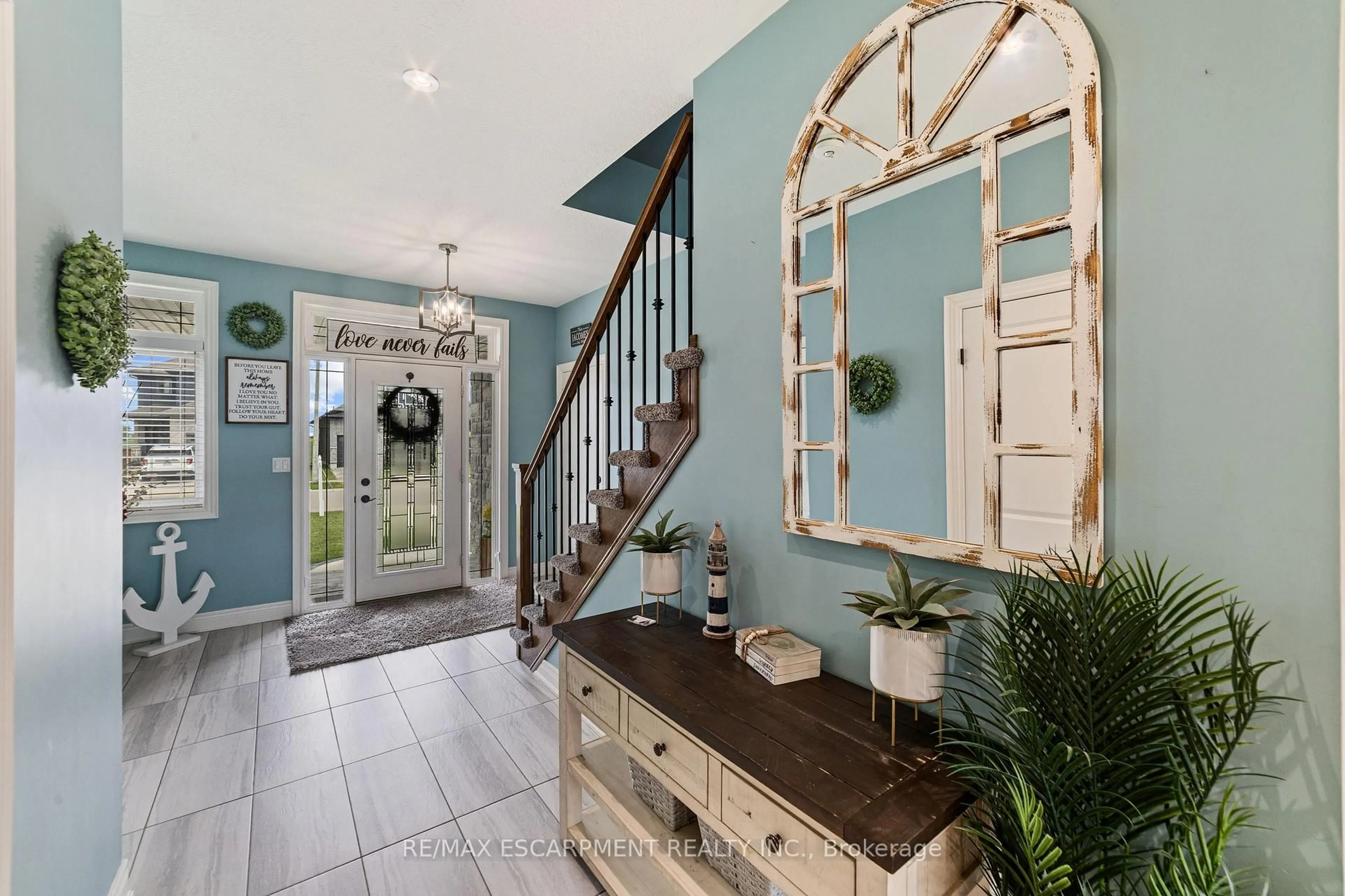 Indoor entryway for 106 LAFAYETTE St, Haldimand Ontario N0A 1J0
