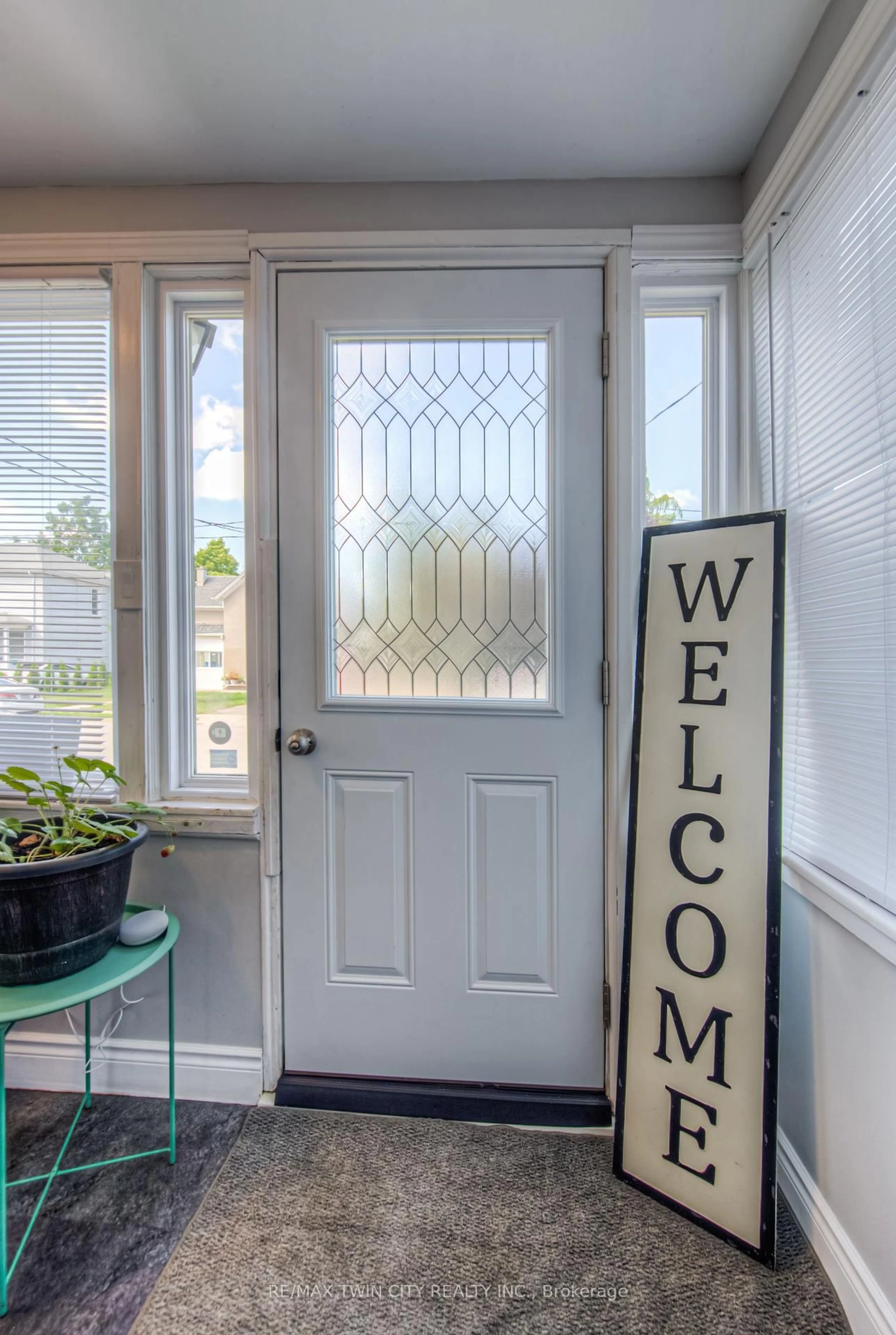 Indoor entryway for 83 Bond St, Cambridge Ontario N1R 4B7