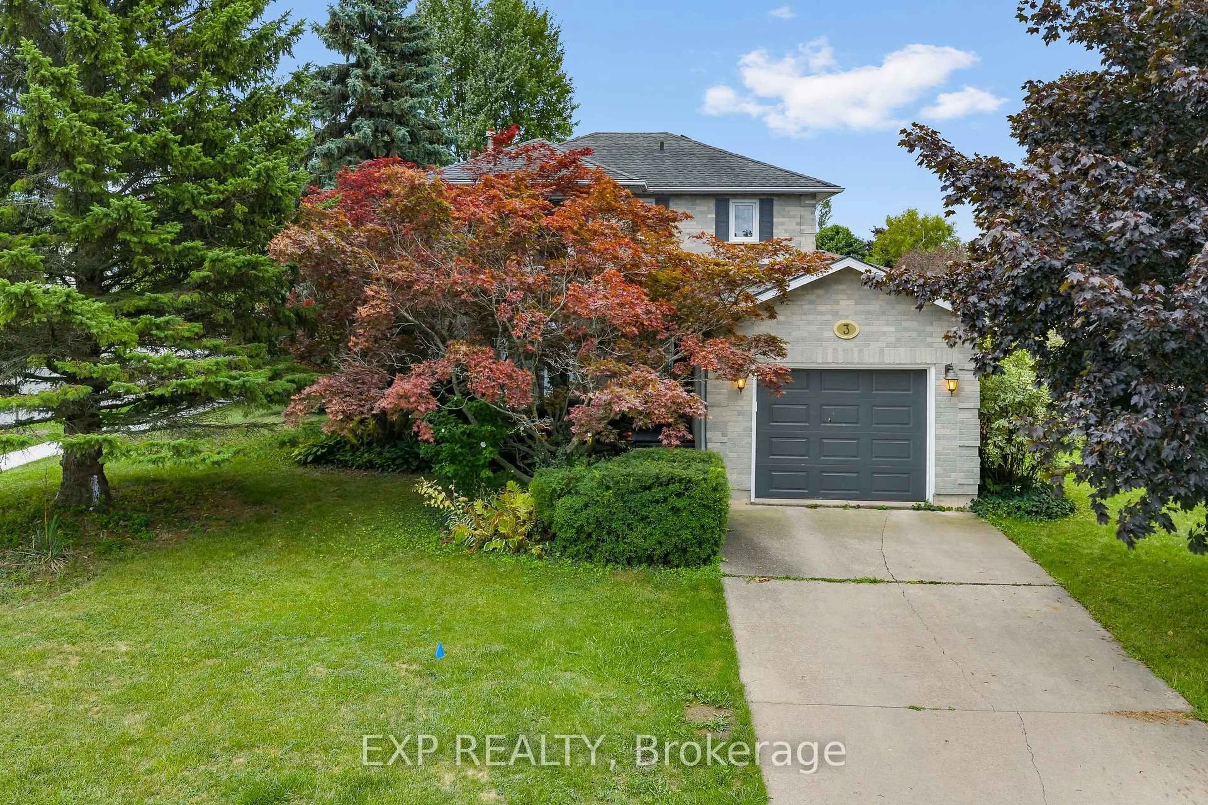 A pic from outside/outdoor area/front of a property/back of a property/a pic from drone, street for 3 BRIARSDALE Cres, Welland Ontario L3C 6R7