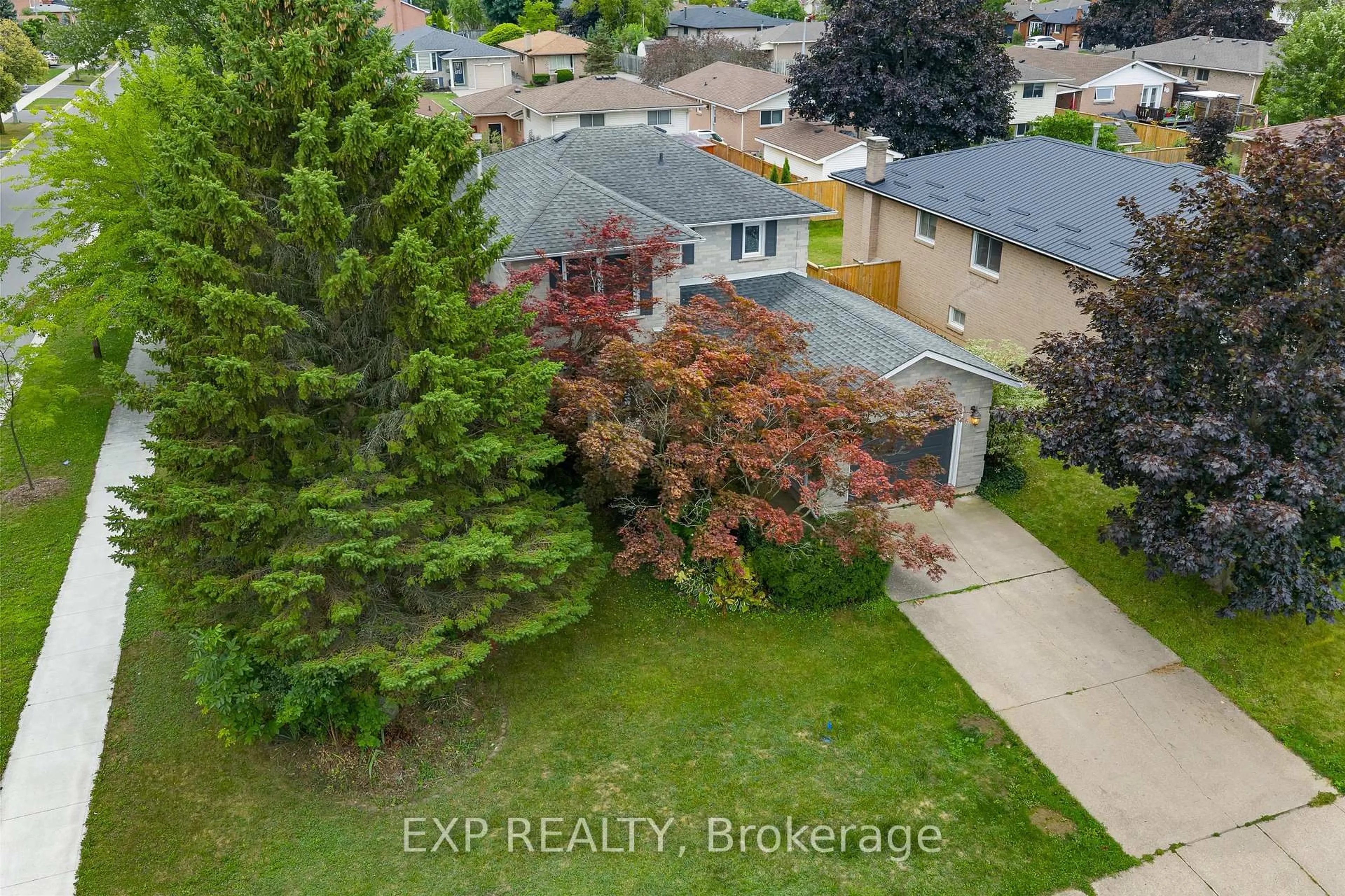 A pic from outside/outdoor area/front of a property/back of a property/a pic from drone, street for 3 BRIARSDALE Cres, Welland Ontario L3C 6R7