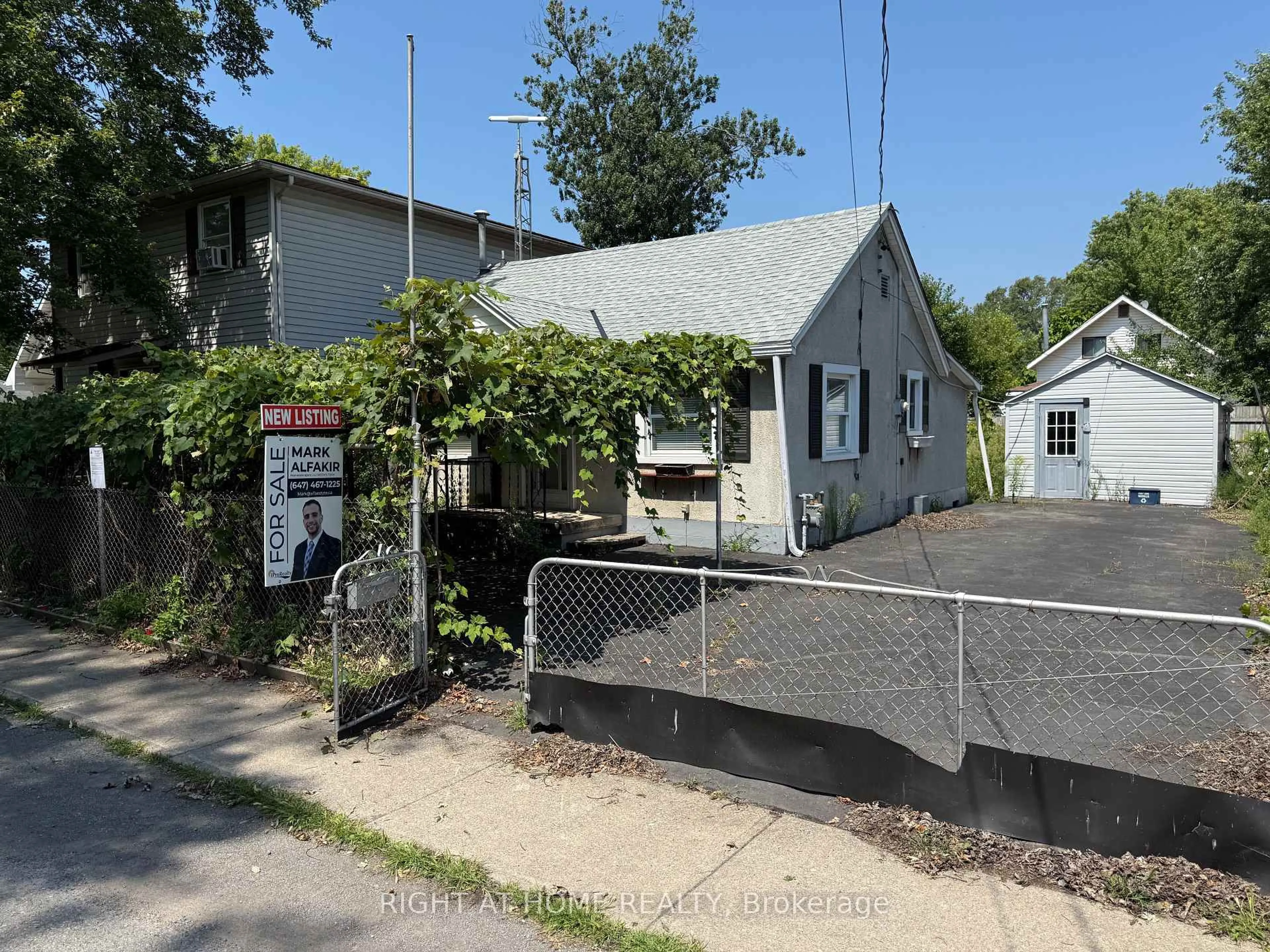 A pic from outside/outdoor area/front of a property/back of a property/a pic from drone, street for 3784 Graeber Ave, Fort Erie Ontario L0S 1B0