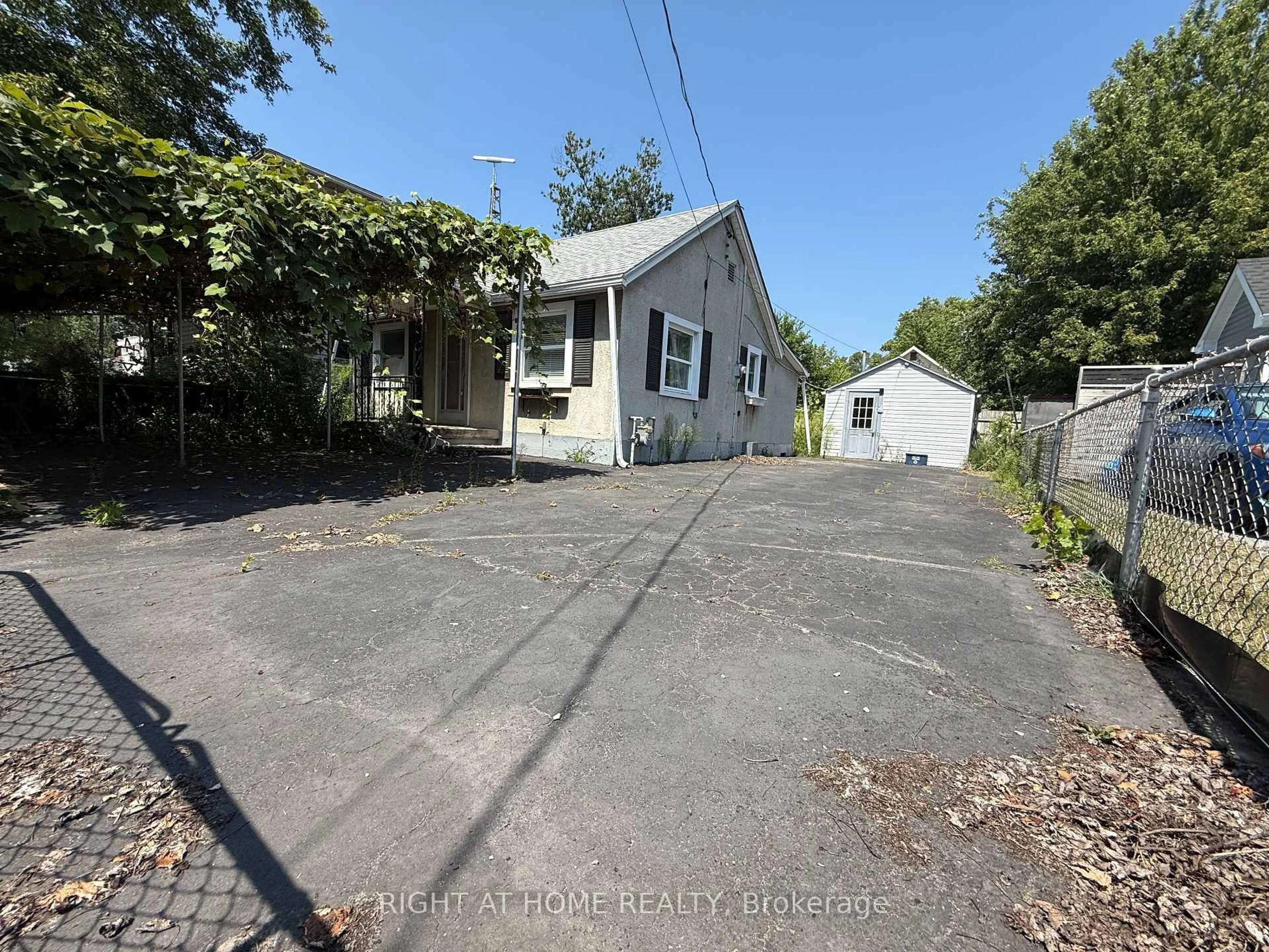 A pic from outside/outdoor area/front of a property/back of a property/a pic from drone, street for 3784 Graeber Ave, Fort Erie Ontario L0S 1B0