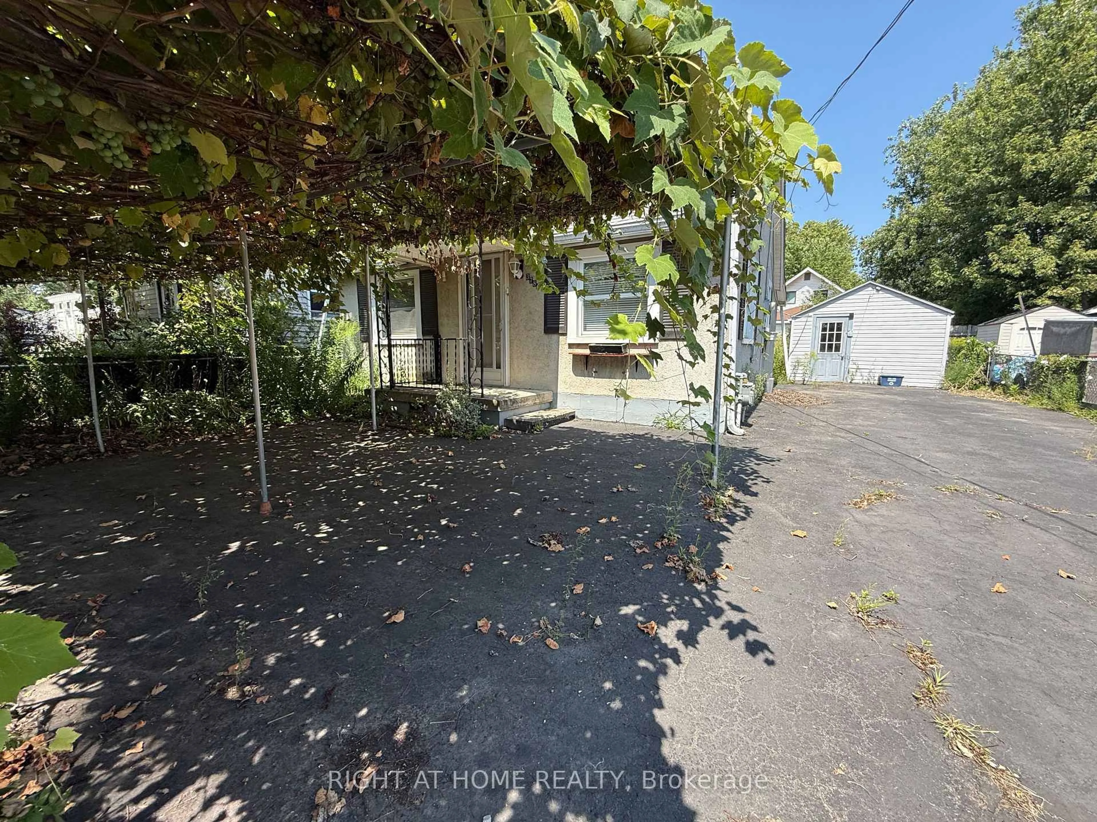 A pic from outside/outdoor area/front of a property/back of a property/a pic from drone, street for 3784 Graeber Ave, Fort Erie Ontario L0S 1B0