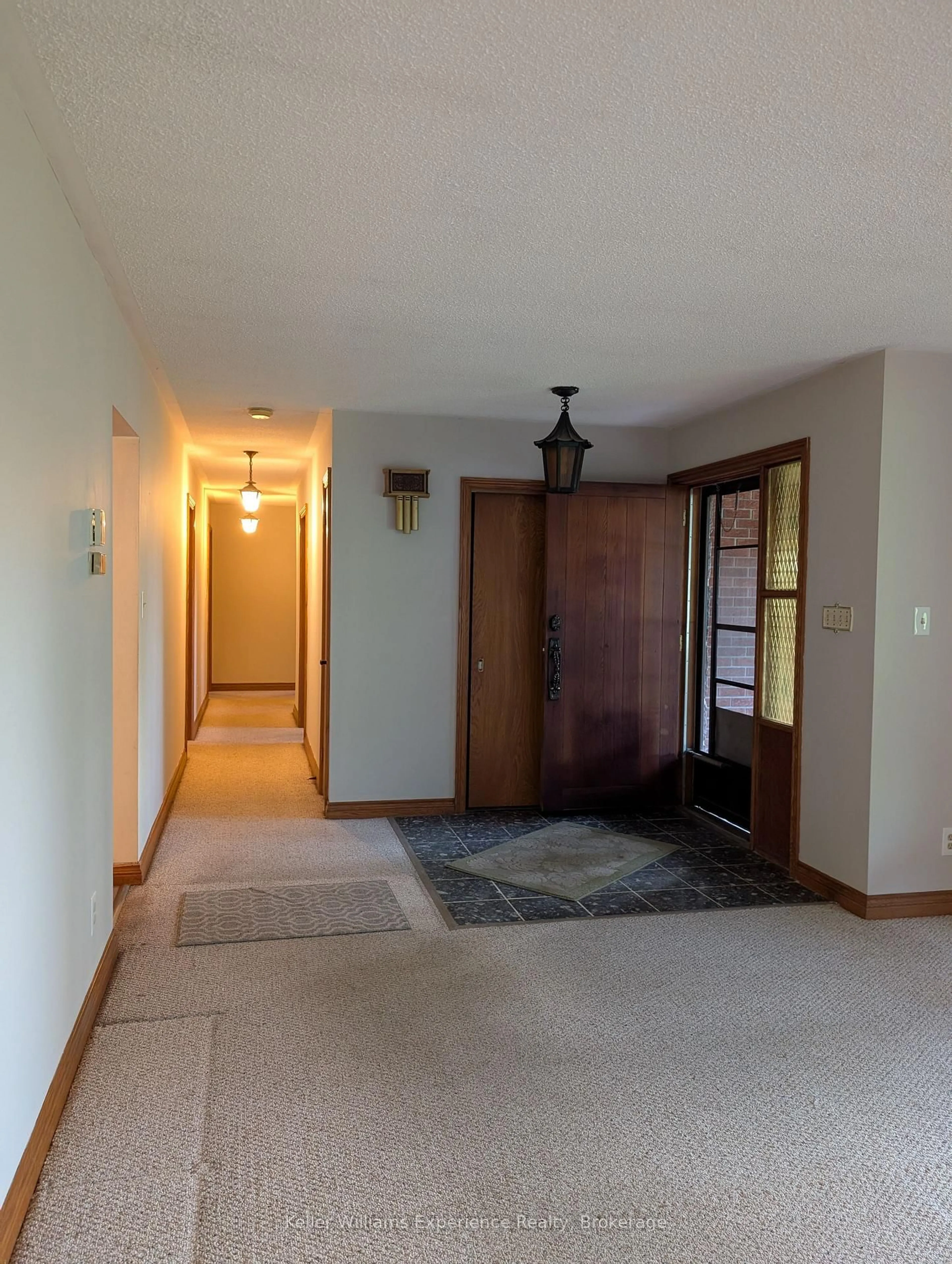 Indoor foyer for 386 Beaumont Dr, Bracebridge Ontario P1L 1X2