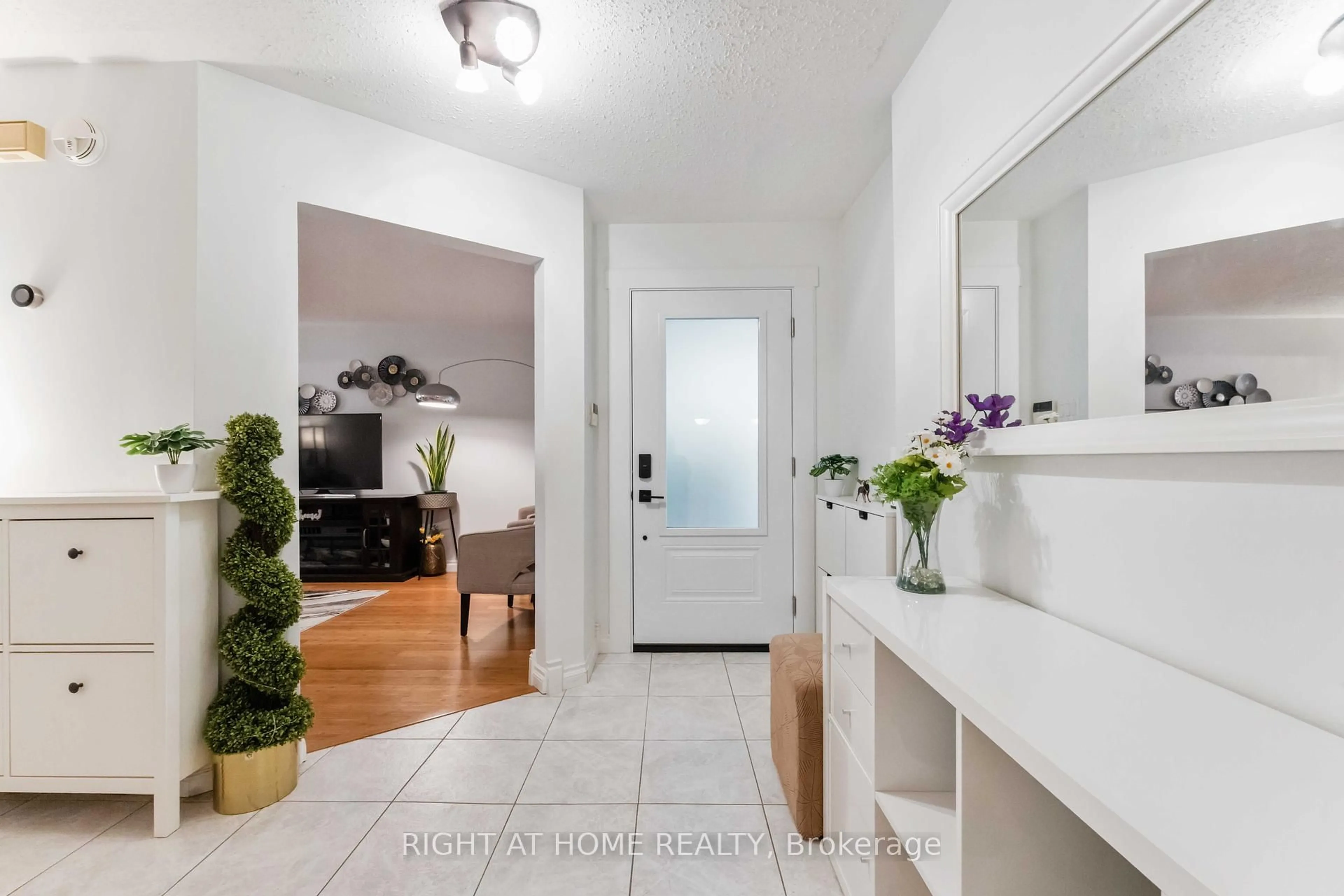 Indoor entryway for 18 Shetland Way, Kanata Ontario K2M 1R9