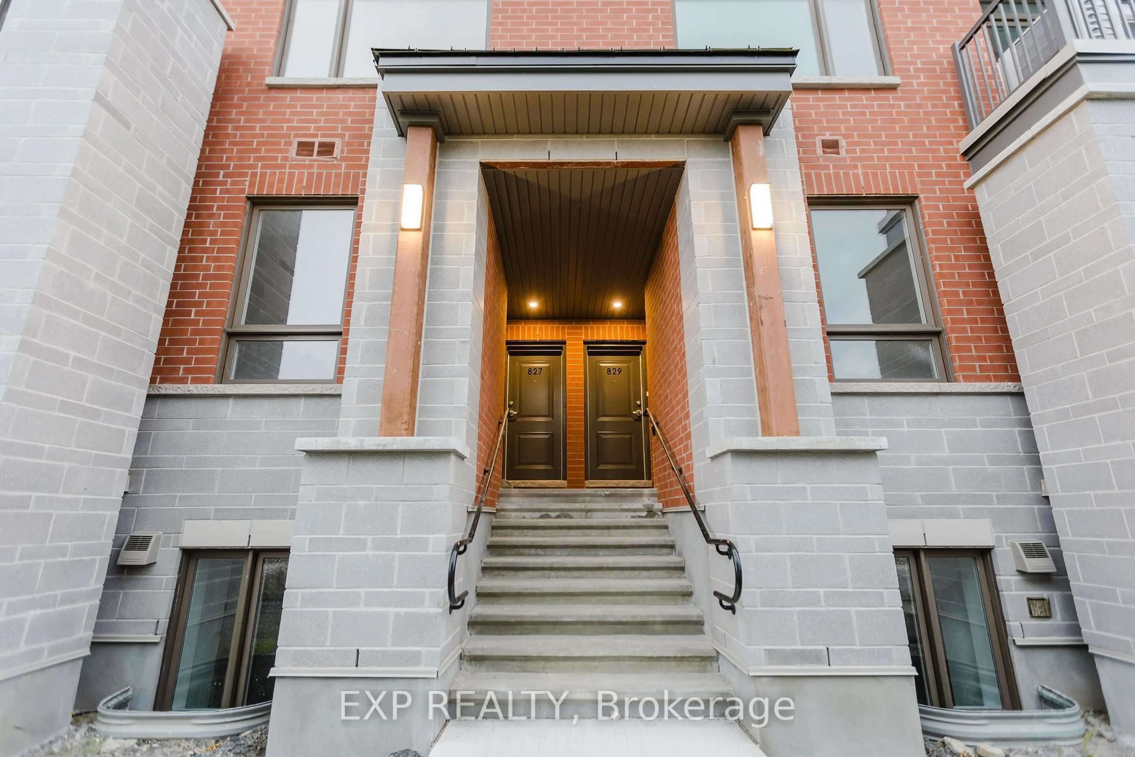 Indoor foyer for 827 Silhouette Private, Ottawa Ontario K2J 4S3