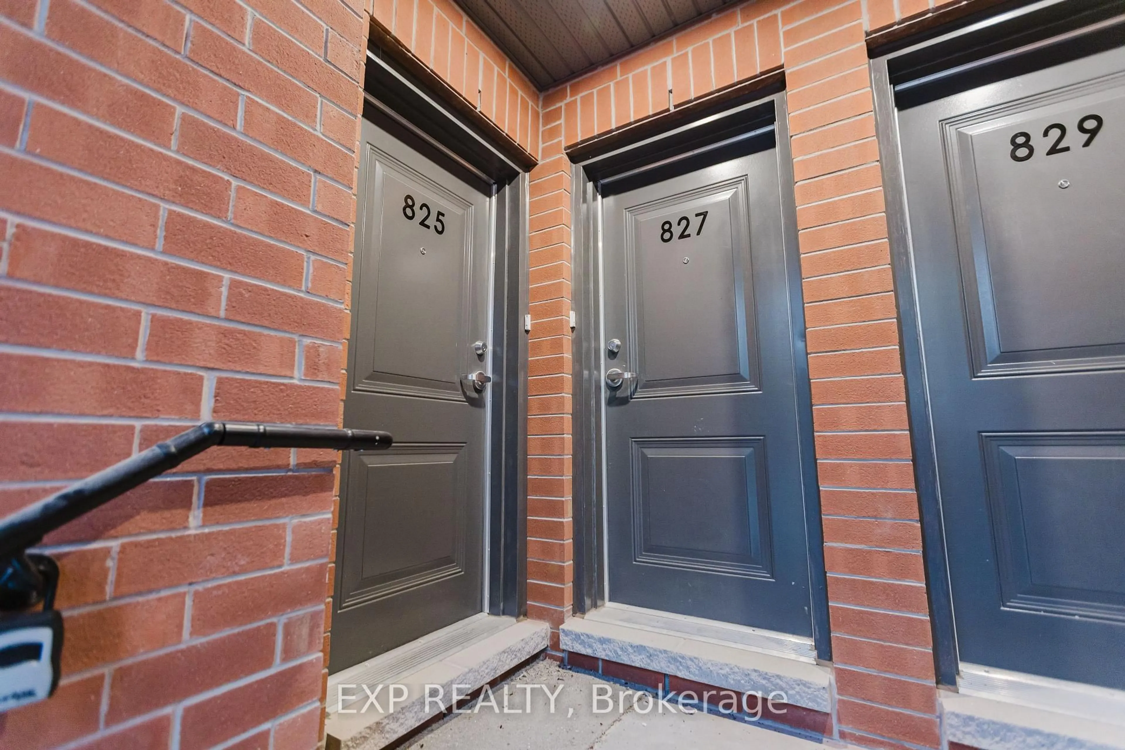 Indoor entryway for 827 Silhouette Private, Ottawa Ontario K2J 4S3