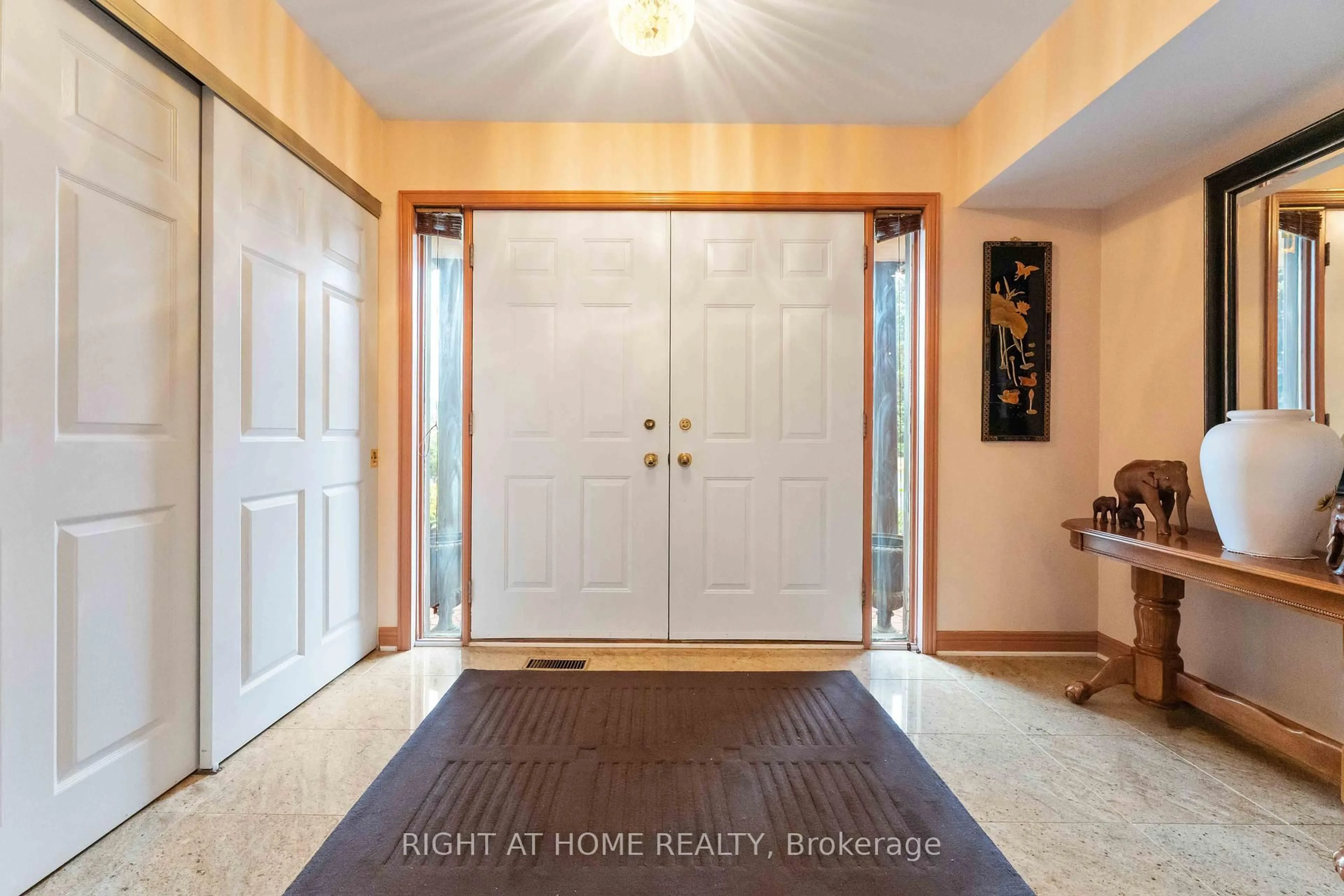 Indoor entryway for 2 Muirfield Gdns, Nepean Ontario K2R 1B8