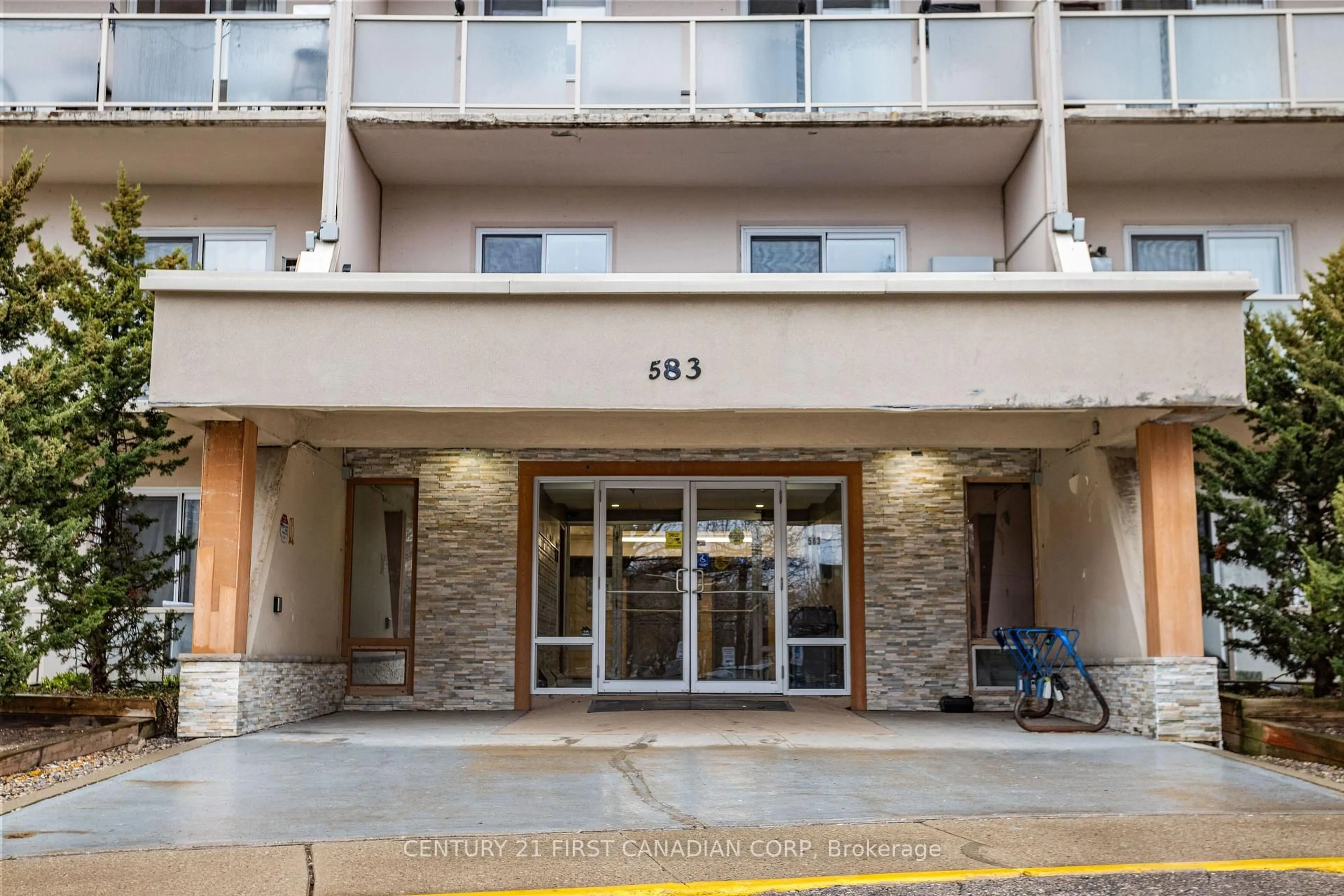 Indoor foyer for 583 Mornington Ave #1104, London East Ontario N5Y 3E9