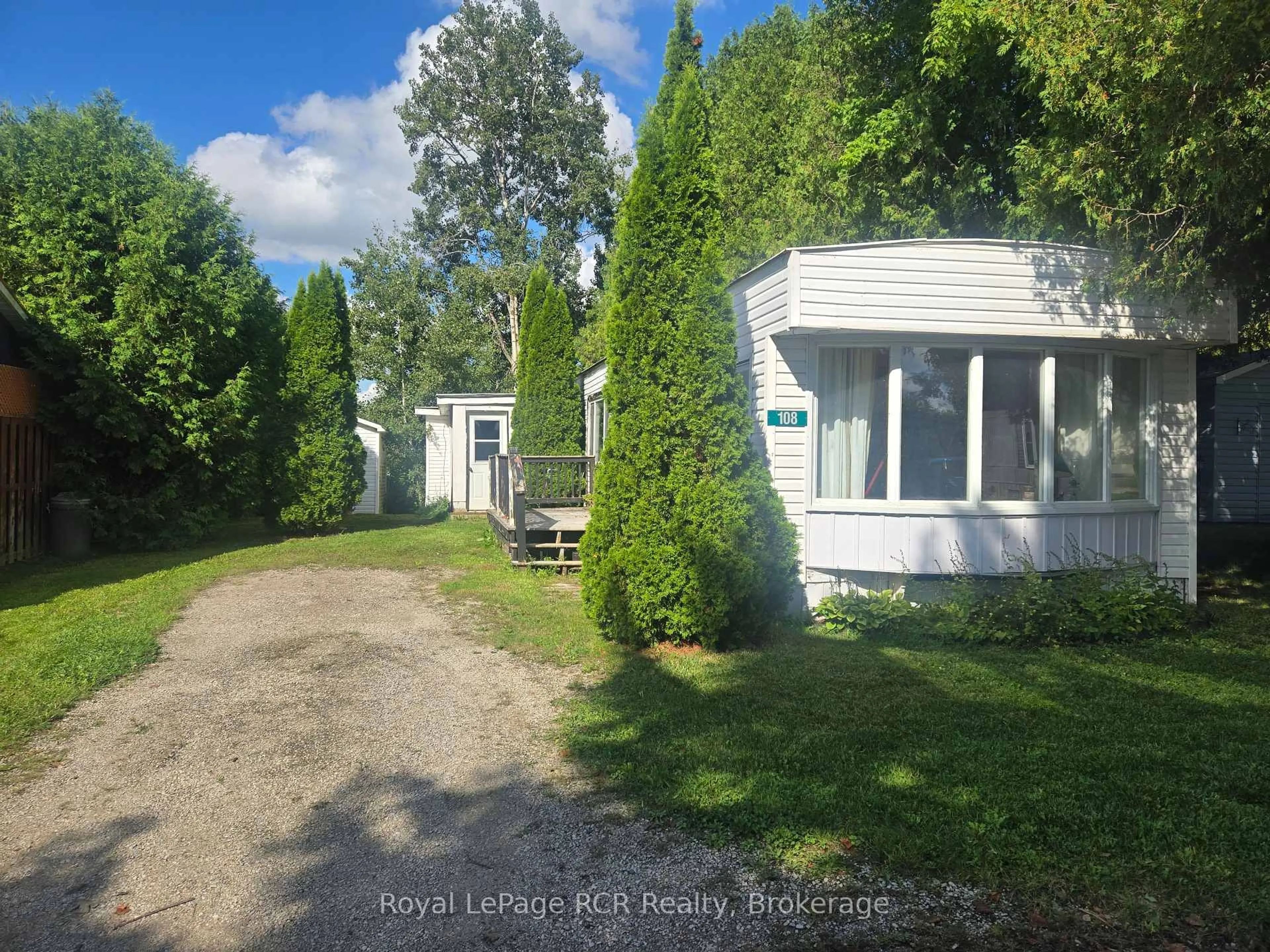 A pic from outside/outdoor area/front of a property/back of a property/a pic from drone, unknown for 108 Sussex Sq, Georgian Bluffs Ontario N4K 5N5
