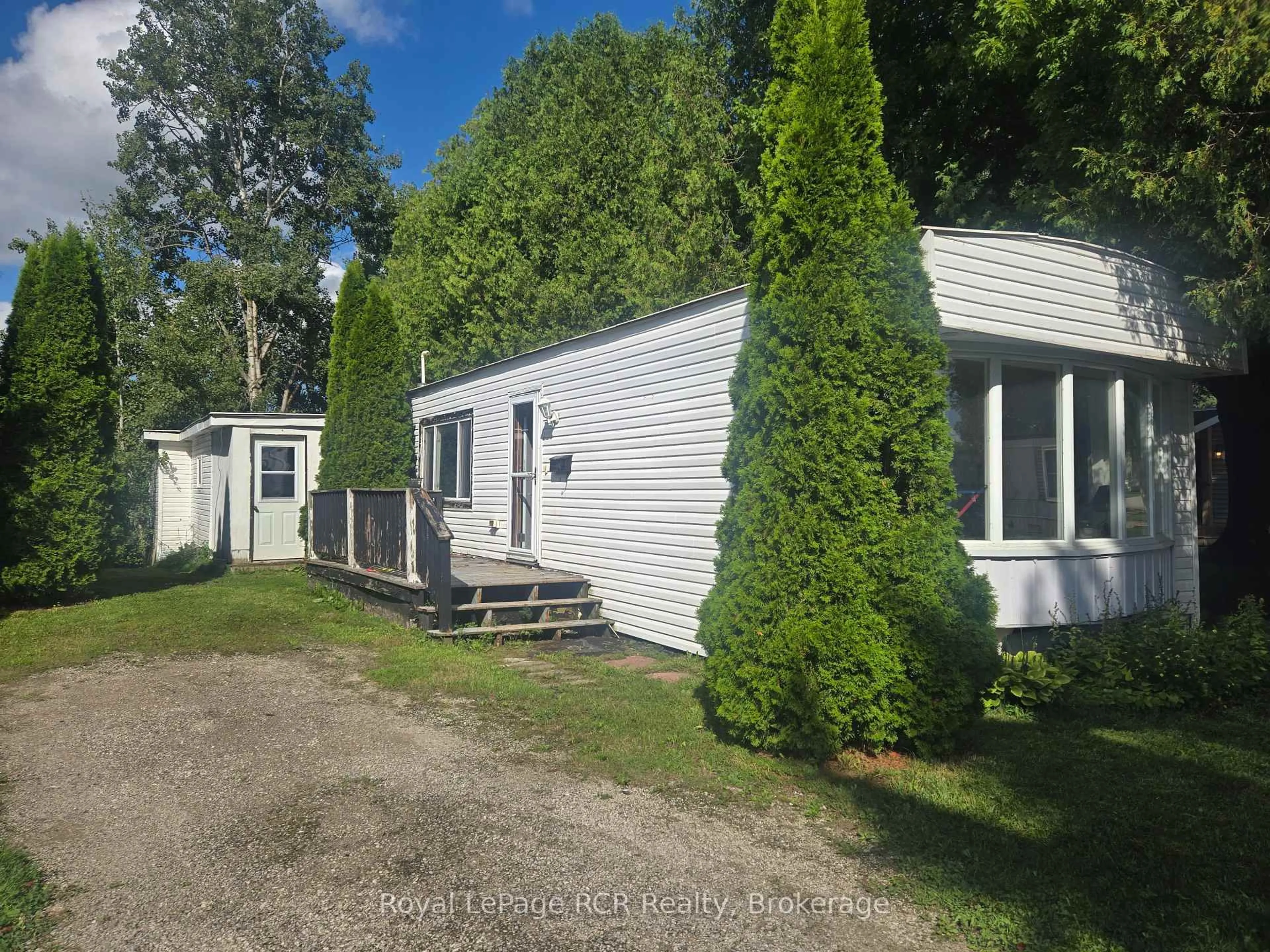 A pic from outside/outdoor area/front of a property/back of a property/a pic from drone, street for 108 Sussex Sq, Georgian Bluffs Ontario N4K 5N5