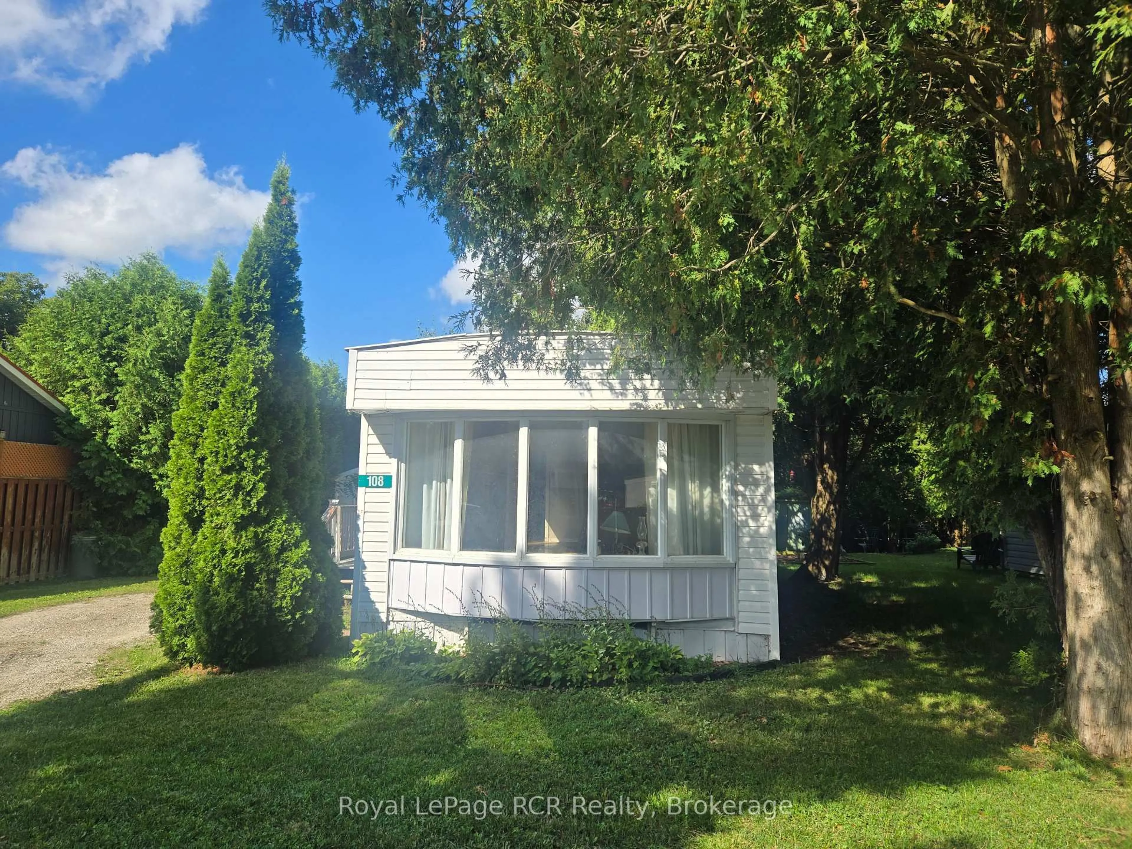 A pic from outside/outdoor area/front of a property/back of a property/a pic from drone, unknown for 108 Sussex Sq, Georgian Bluffs Ontario N4K 5N5