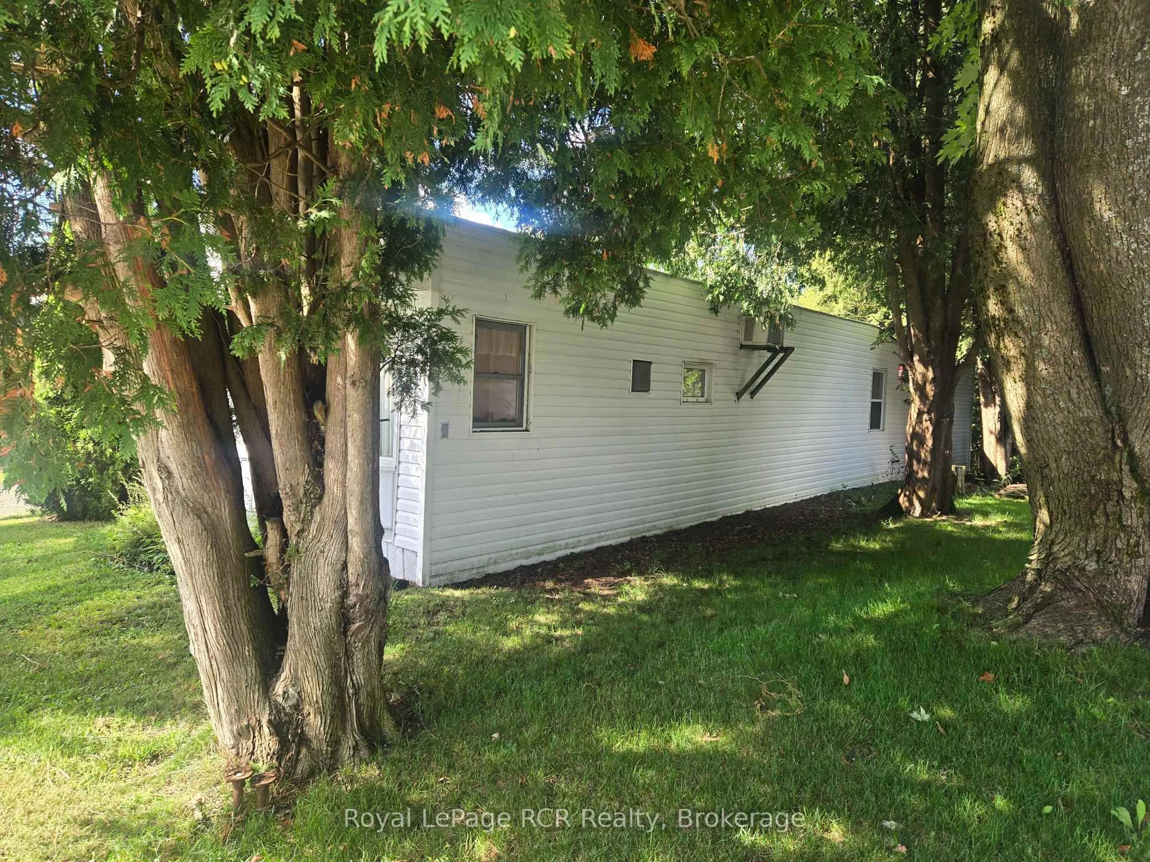 A pic from outside/outdoor area/front of a property/back of a property/a pic from drone, unknown for 108 Sussex Sq, Georgian Bluffs Ontario N4K 5N5