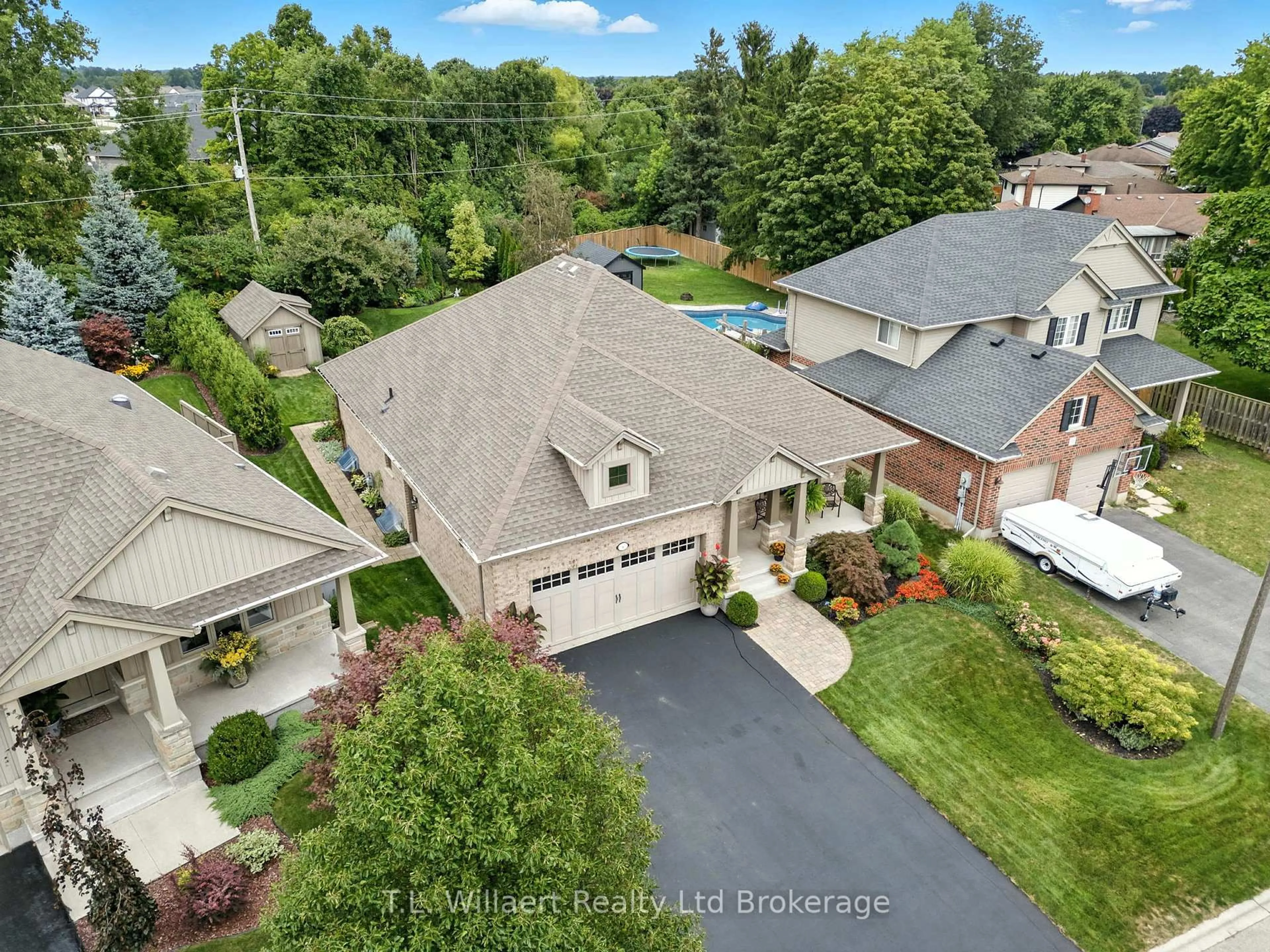 A pic from outside/outdoor area/front of a property/back of a property/a pic from drone, unknown for 6 Colin Ave, Tillsonburg Ontario N4G 0E5