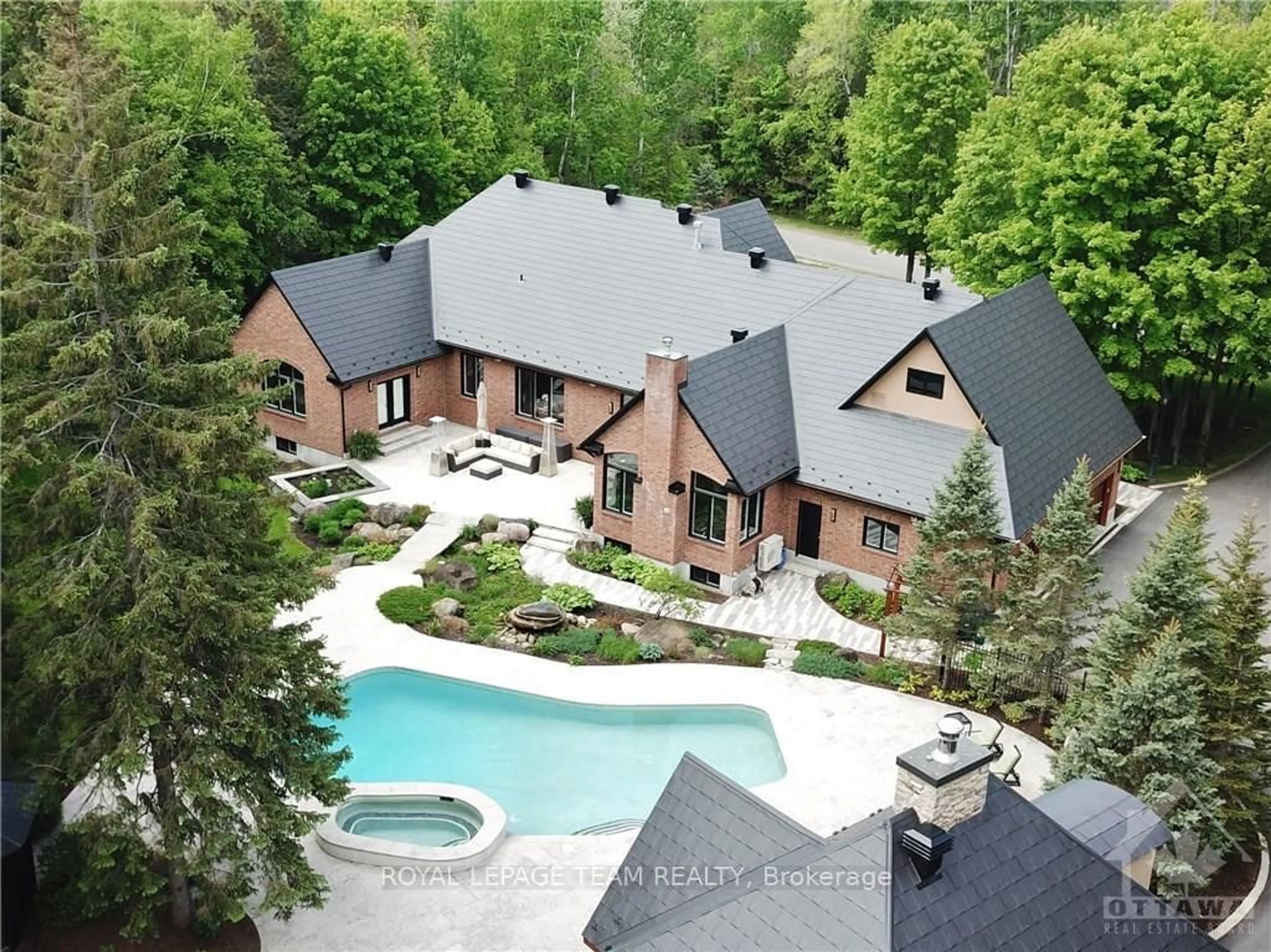 A pic from outside/outdoor area/front of a property/back of a property/a pic from drone, unknown for 5849 QUEENSCOURT Cres, Ottawa Ontario K4M 1K3