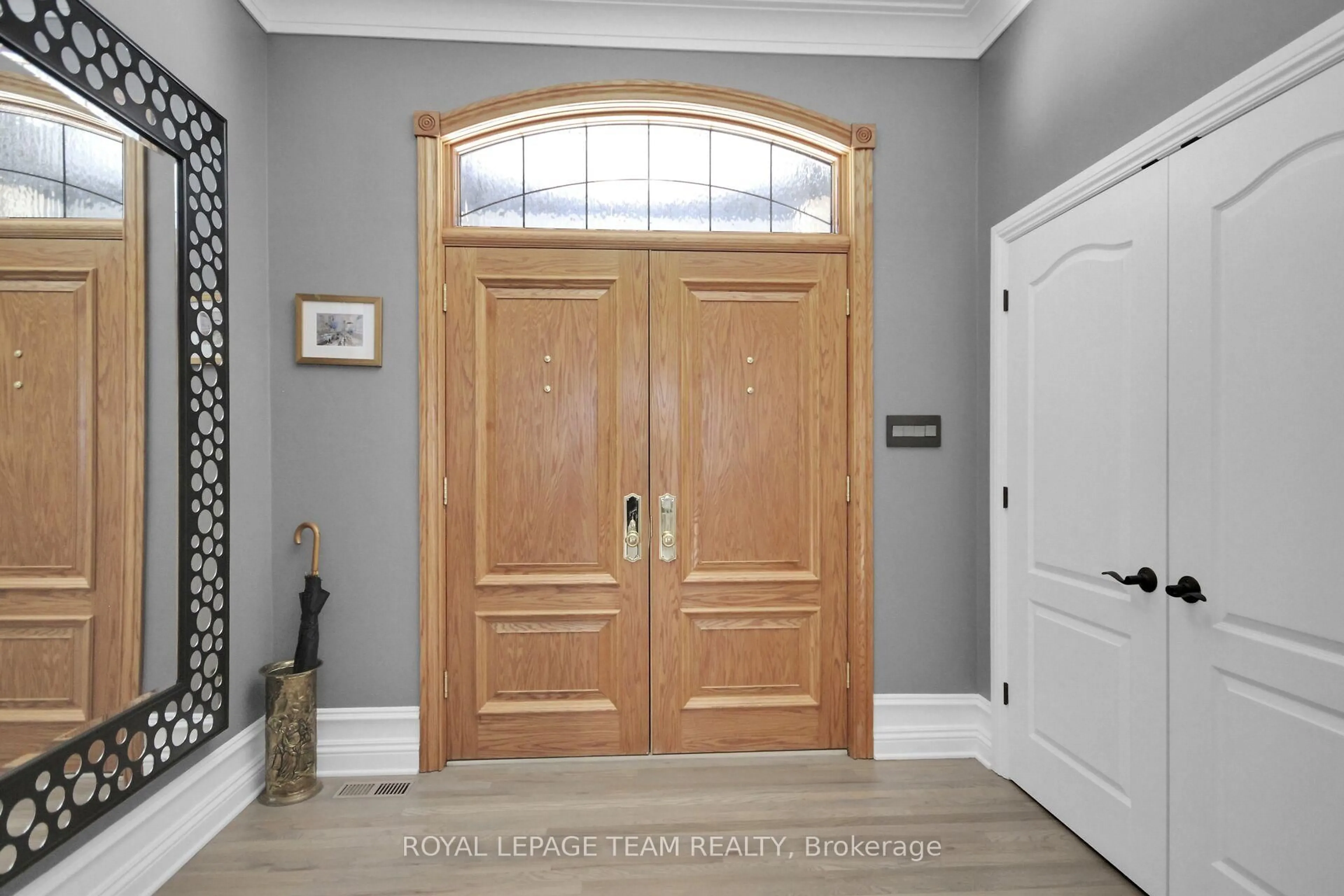 Indoor entryway for 5849 QUEENSCOURT Cres, Ottawa Ontario K4M 1K3