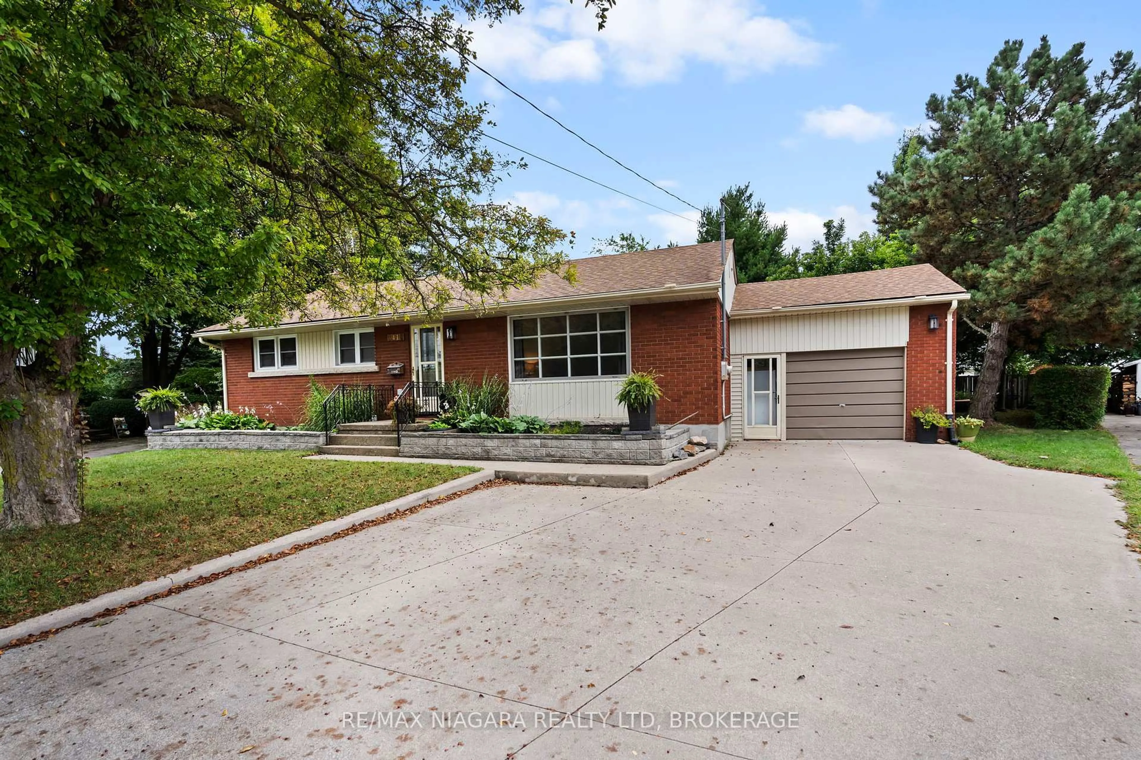 Home with brick exterior material, street for 3416 Sheppard Cres, Niagara Falls Ontario L2J 2Y1
