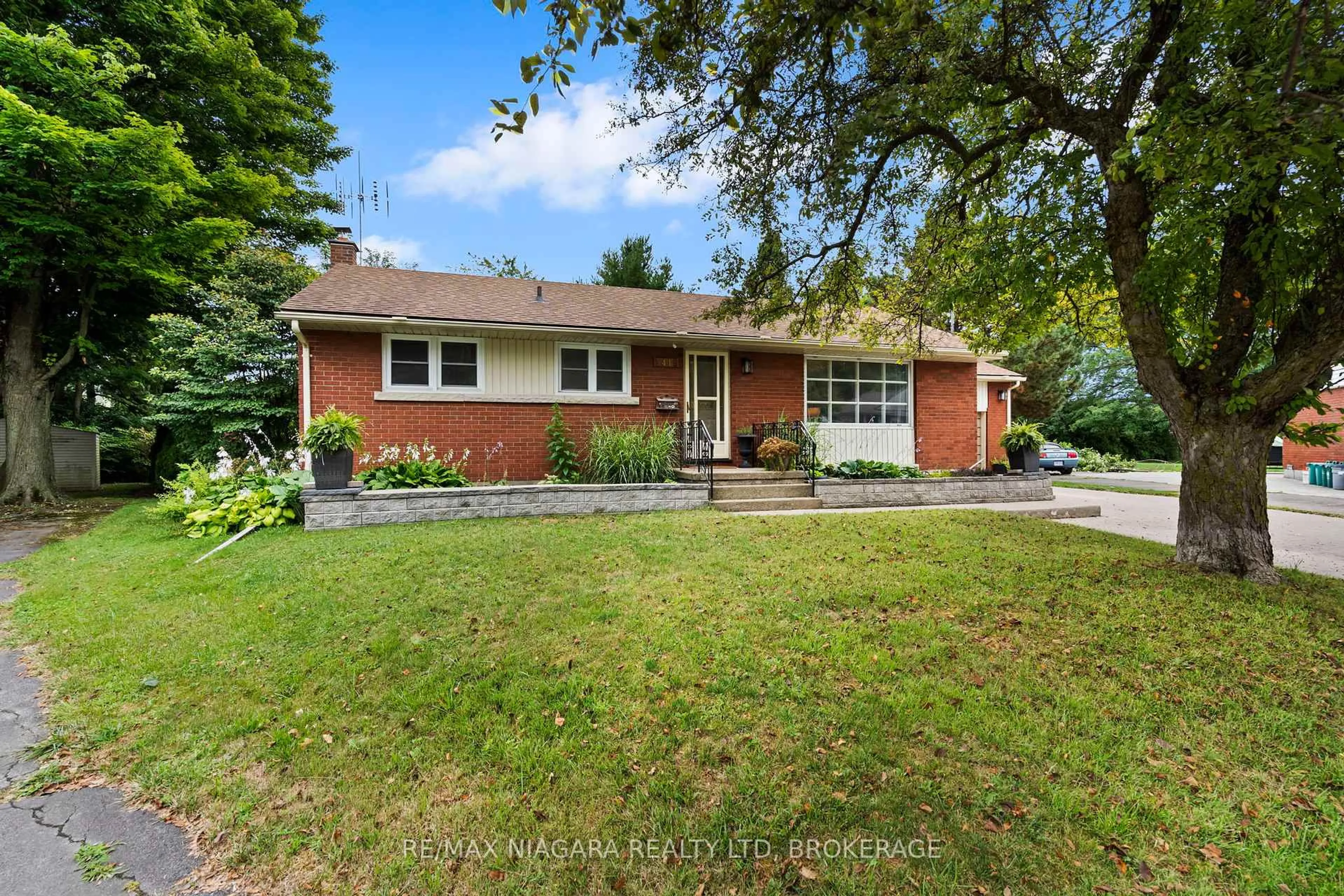 Home with brick exterior material, street for 3416 Sheppard Cres, Niagara Falls Ontario L2J 2Y1