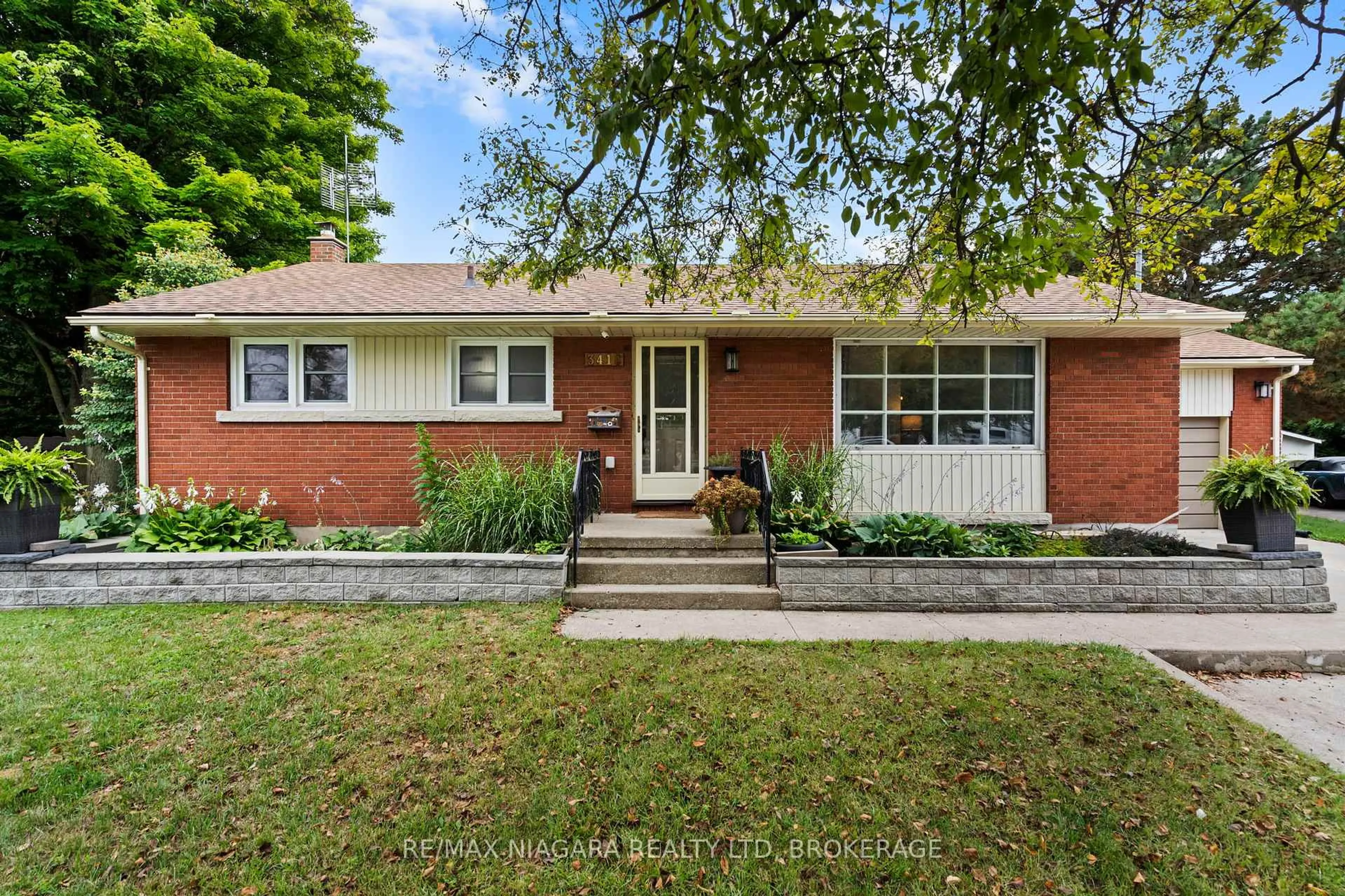 Home with brick exterior material, street for 3416 Sheppard Cres, Niagara Falls Ontario L2J 2Y1