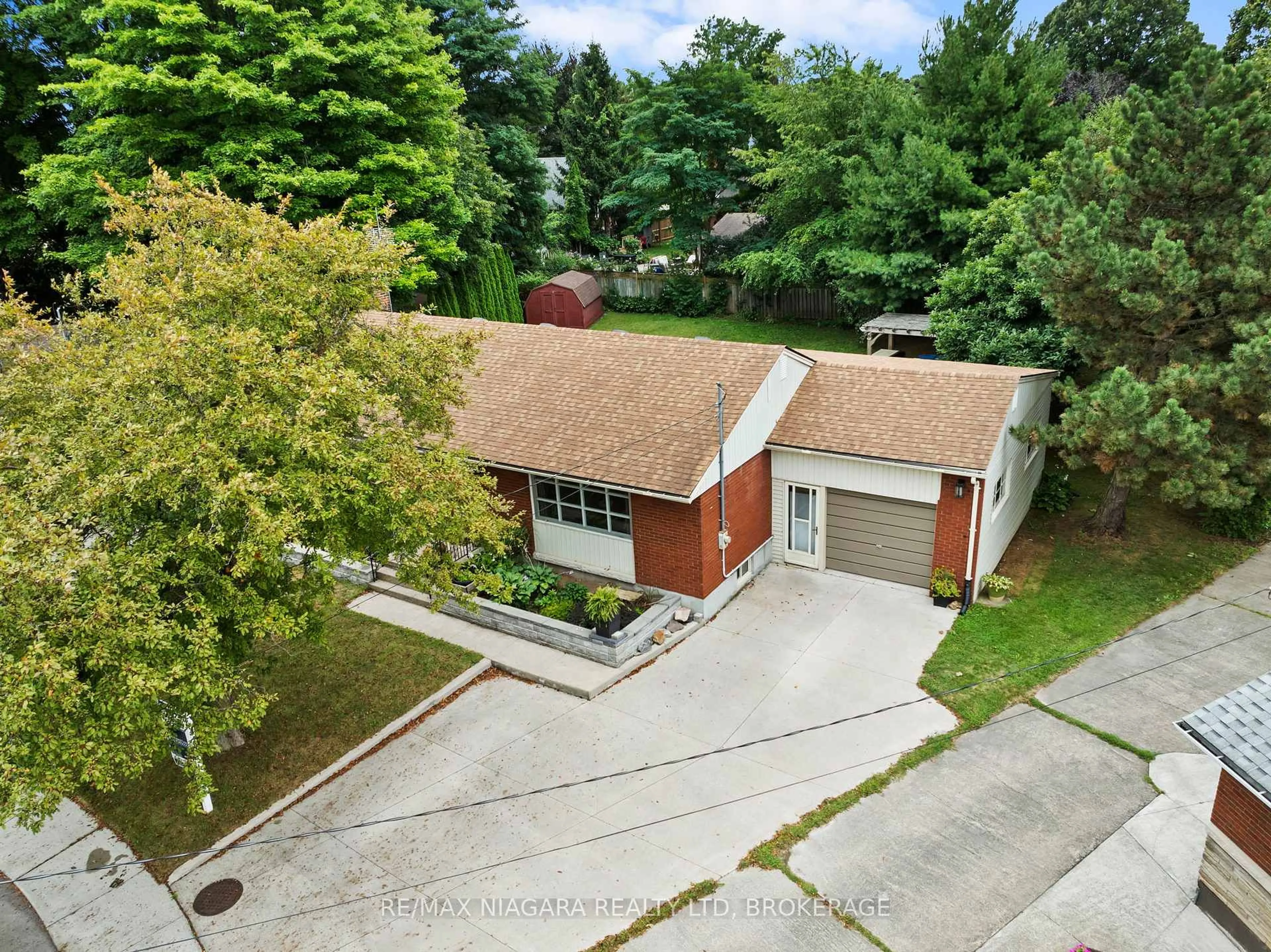 A pic from outside/outdoor area/front of a property/back of a property/a pic from drone, street for 3416 Sheppard Cres, Niagara Falls Ontario L2J 2Y1